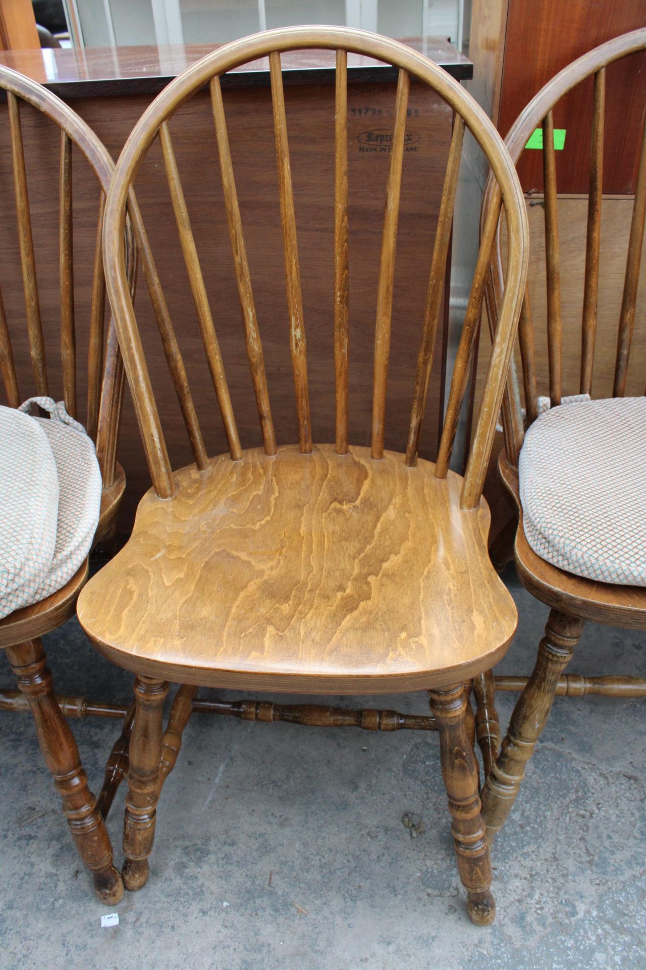 A SET OF FOUR BEECH FRAMED WINDSOR STYLE SPINDLE BACK DINING CHAIRS - Image 3 of 3