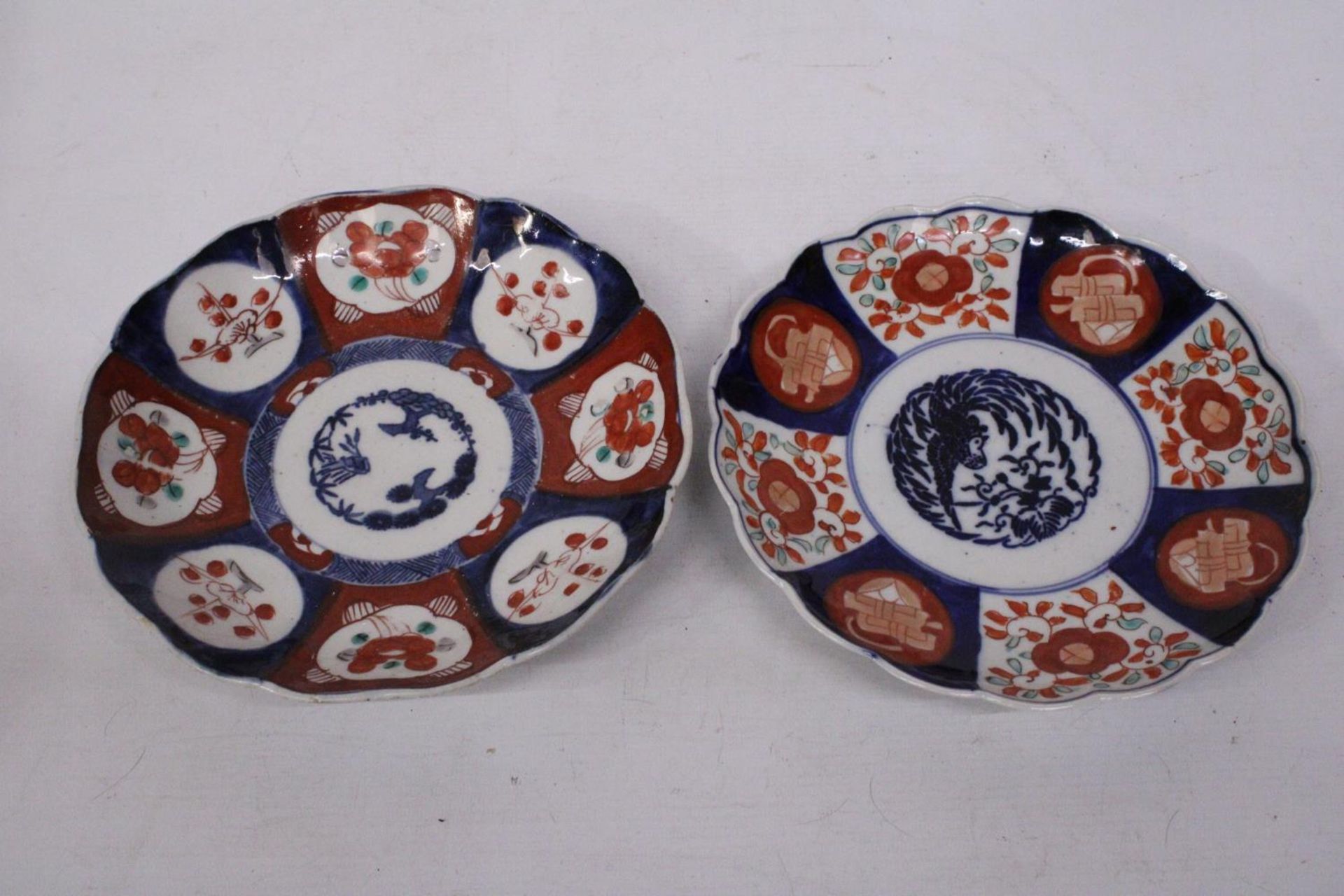 A PAIR OF LOBED JAPANESE IMARI PATTERNED PLATES - 22 CM DIAMETER