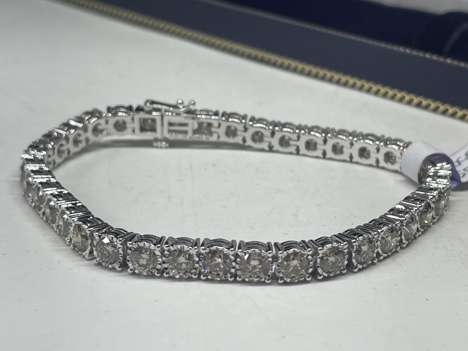 A NEW 9 CARAT WHITE GOLD BRACELET, SET WITH BRILLIANT CUT DIAMONDS - TOTAL DIAMOND WEIGHT 11.10 - Image 6 of 6