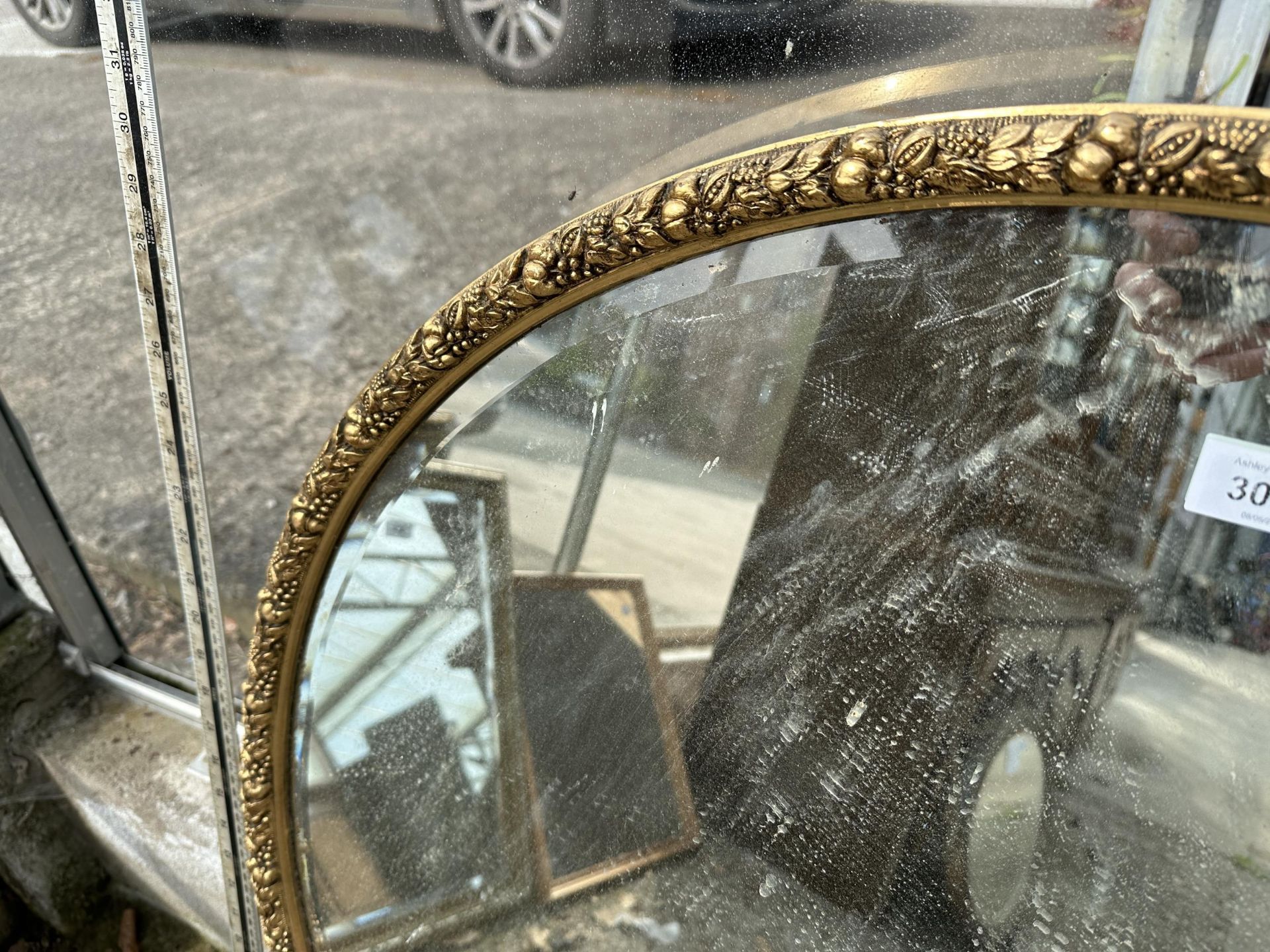 A 32" DIAMETER CIRCULAR GILT FRAMED WALL MIRROR - Image 2 of 2