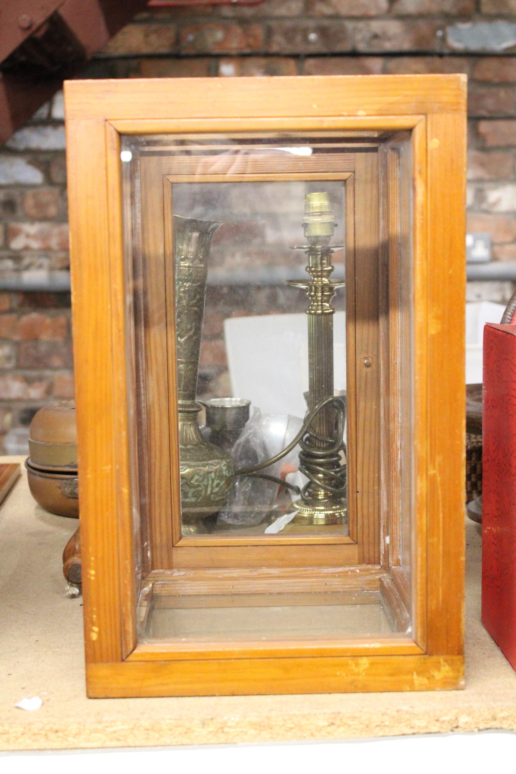 A VINTAGE WOOD AND GLASS DISPLAY CABINET - Image 4 of 5