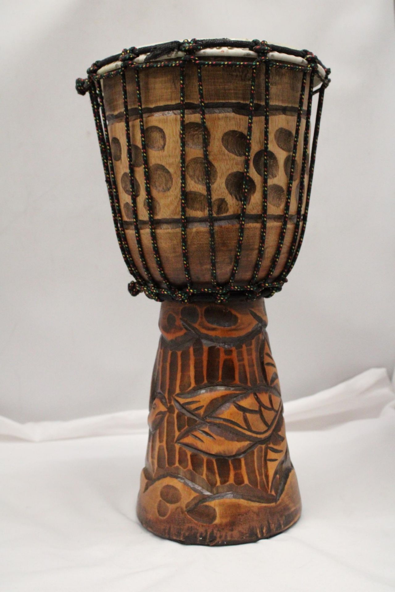 A WOODEN HAND CARVED BONGO DRUM APPROXIMATELY 40CM HIGH - Bild 4 aus 4