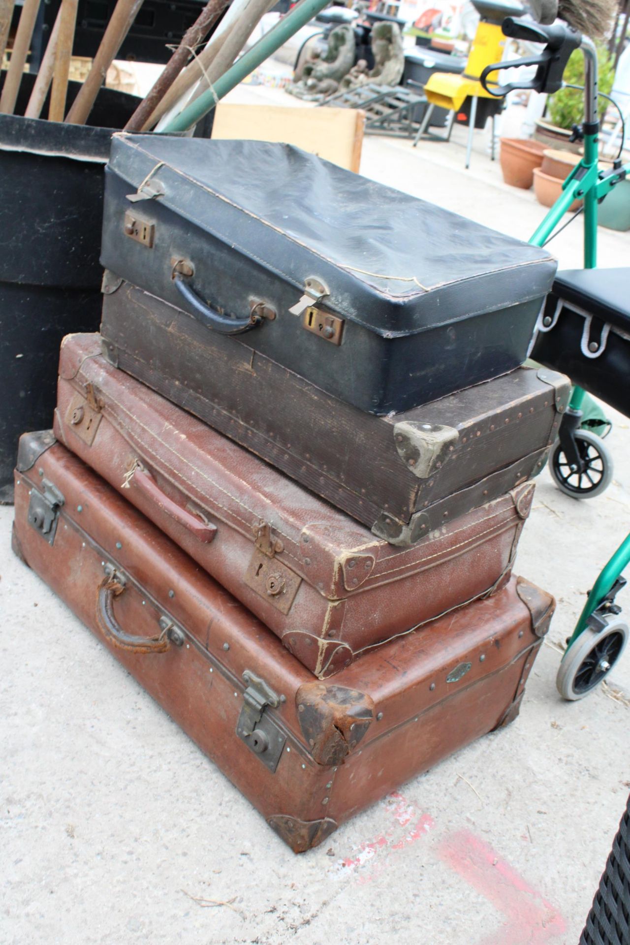 FOUR VARIOUS VINTAGE SUITCASES - Image 2 of 2