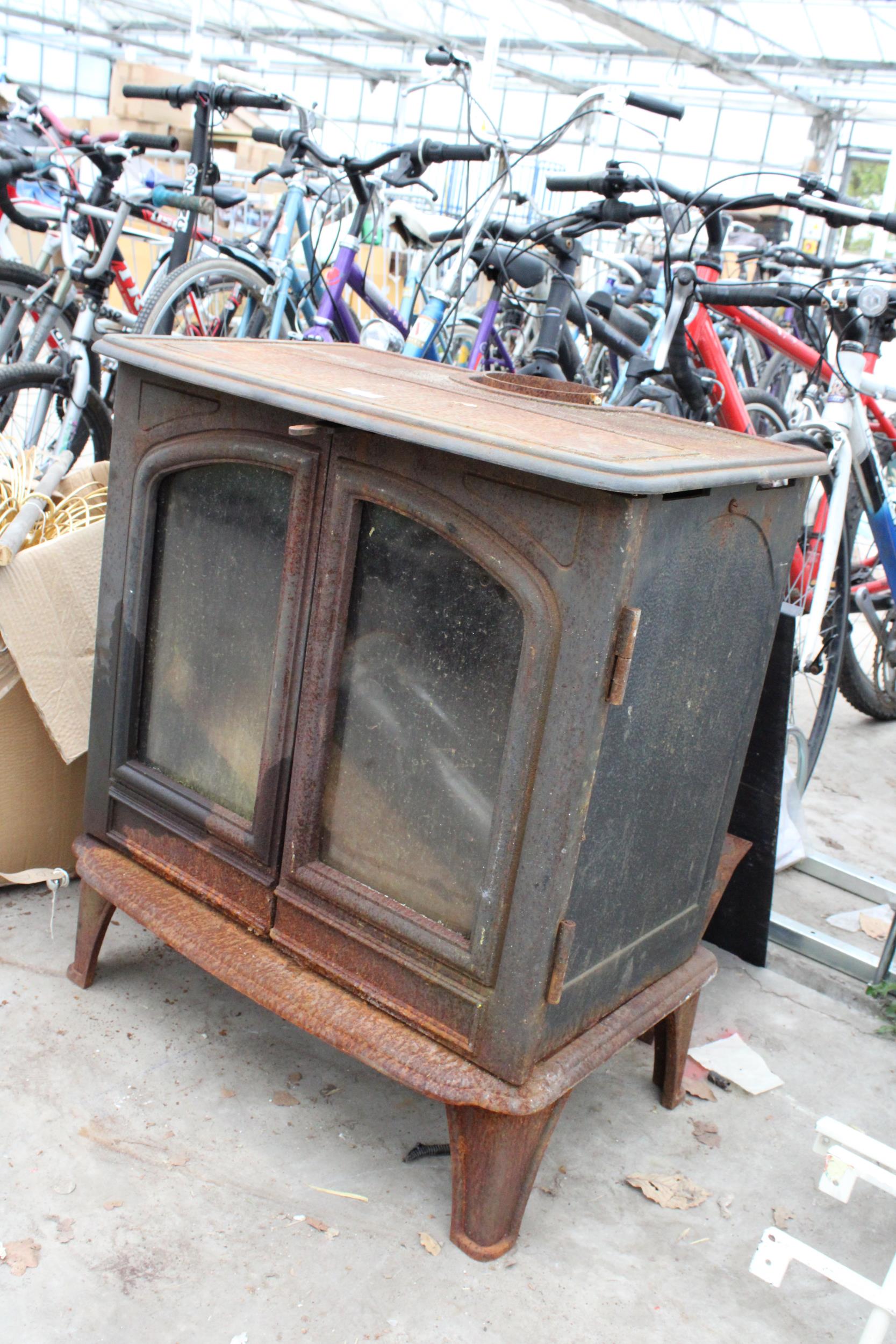 A LARGE VINTAGE HEAVY CAST IRON LOG BURNER - Image 2 of 2