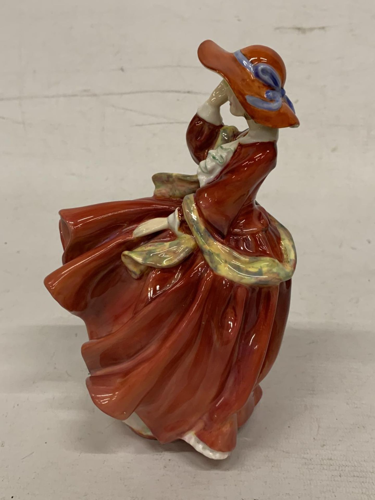 A ROYAL DOULTON FIGURINE "TOP O' THE HILL" HN 1834 - Image 2 of 5