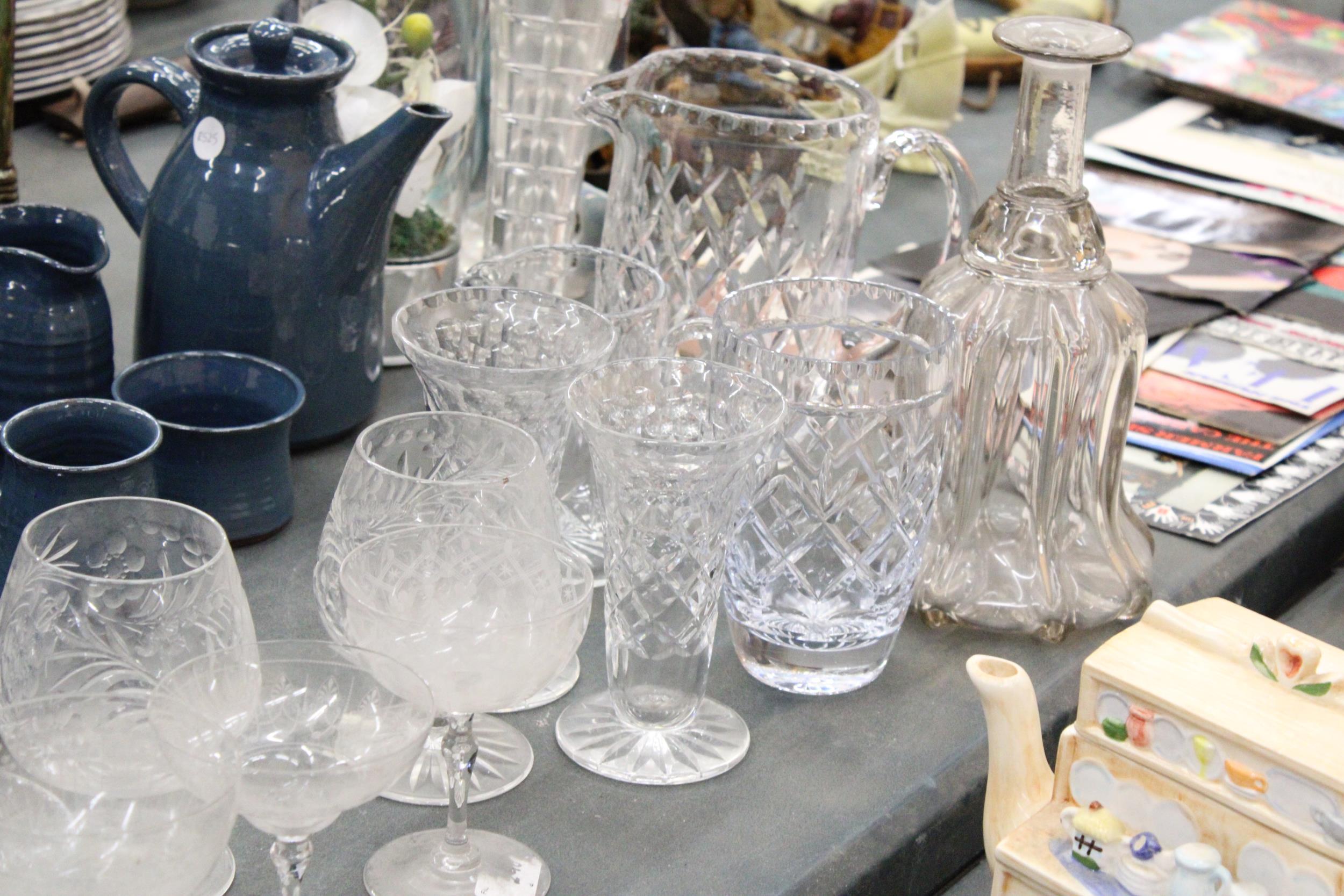 A QUANTITY OF GLASSWARE TO INCLUDE JUGS, VASES, BRANDY BALLOONS, TUMBLERS, ETC - Image 3 of 6