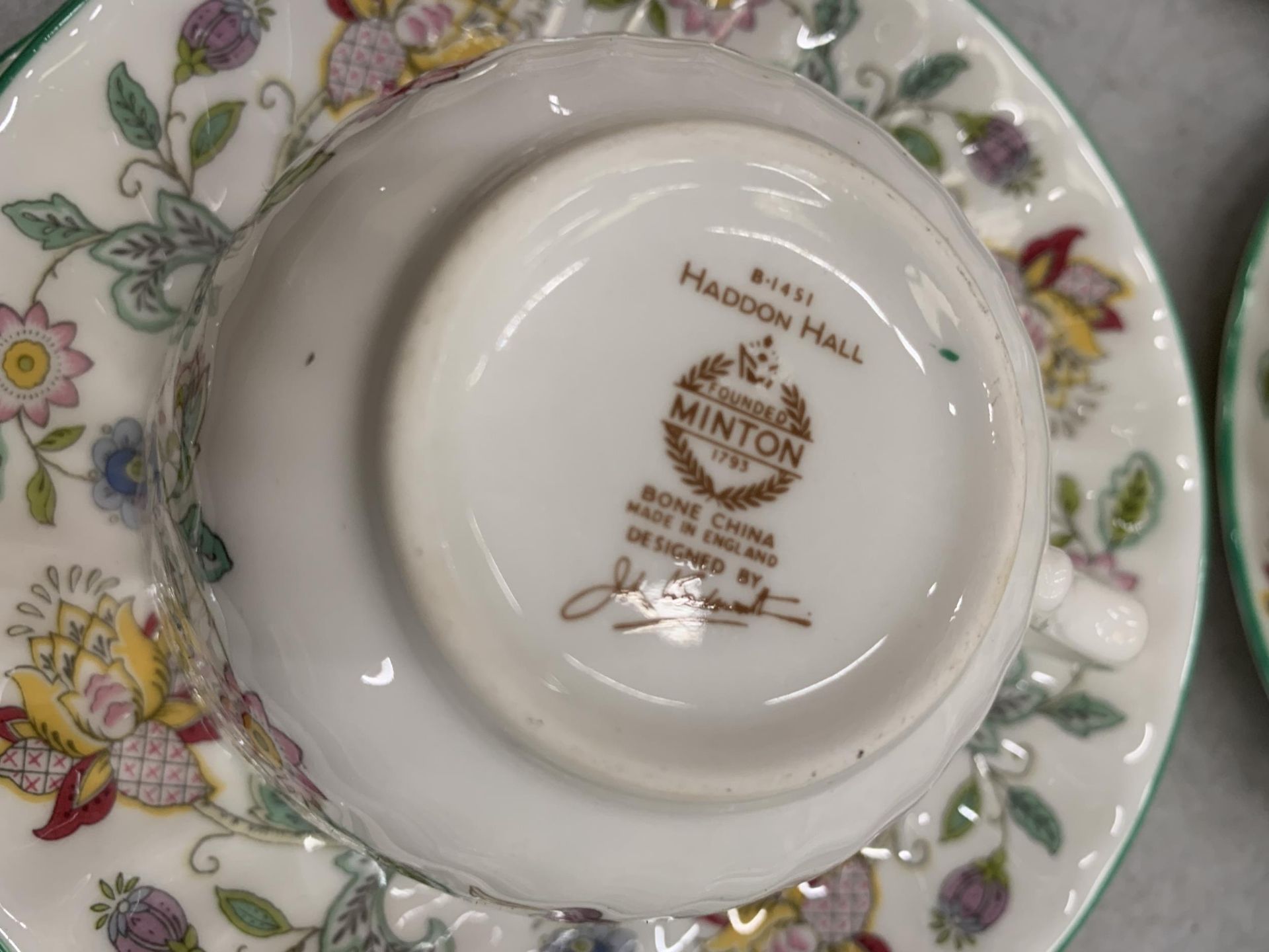 A LARGE QUANTITY OF MINTON HADDON HALL TO INCLUDE SERVING BOWLS, PLATTER, DINNER PLATES, SOUP BOWLS, - Image 7 of 7