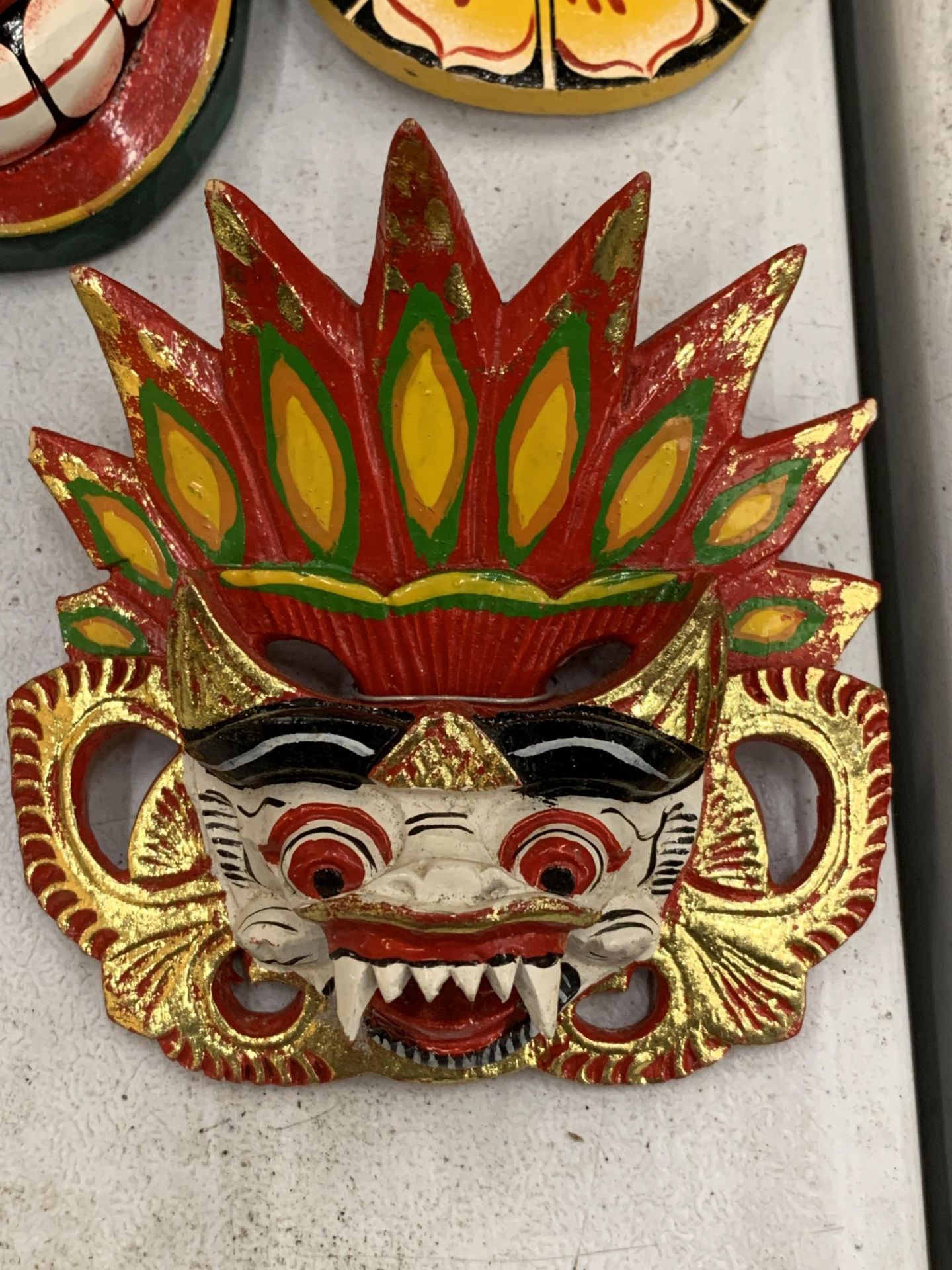 A COLLECTION OF TRIBAL MASKS - Image 3 of 5