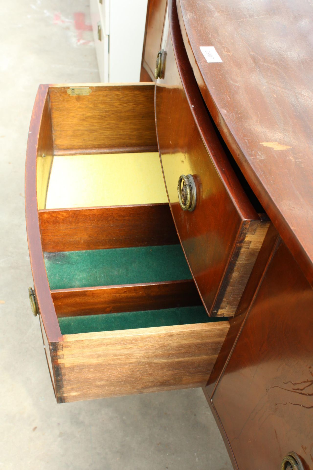 A REGENCY STYLE MAHOGANY WARING & GILLOW SERPENTINE SIDEBOARD ON TAPERING LEGS WITH SPADE FEET, - Image 4 of 5