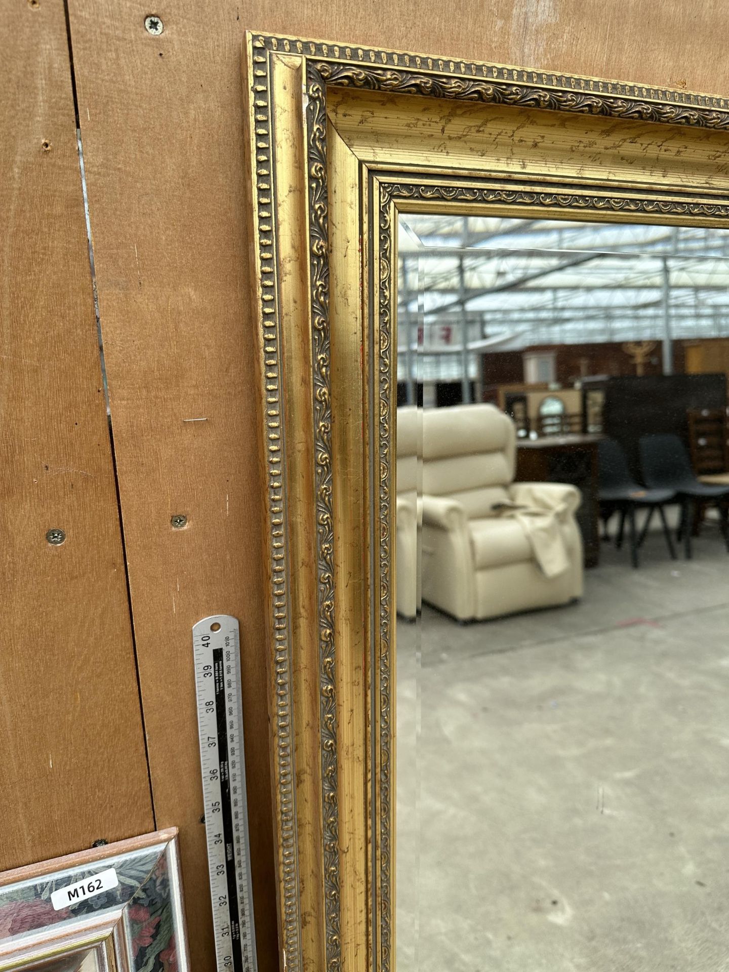 A LARGE RECTANGULAR GILT FRAMED MIRROR - Image 2 of 2