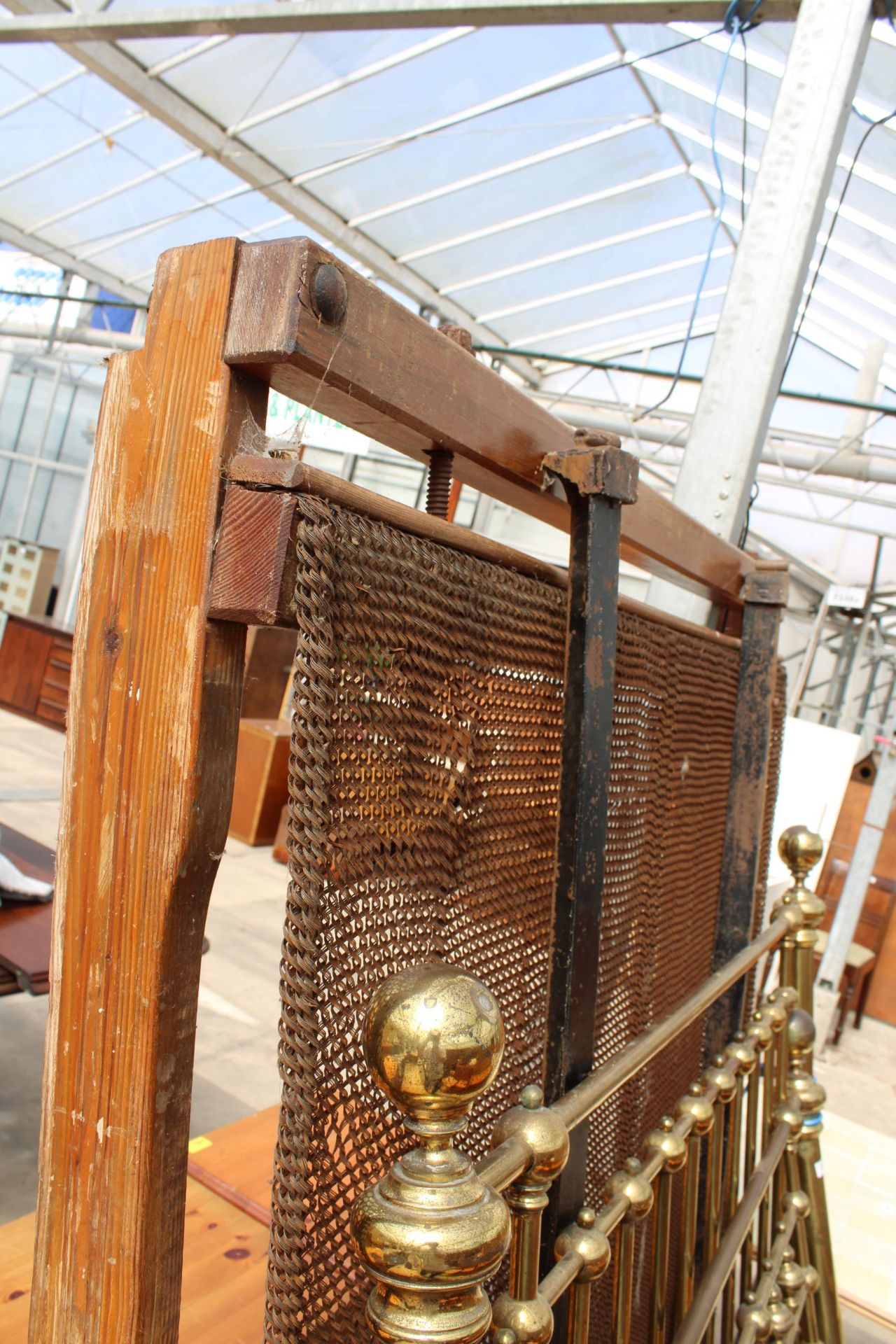 A VICTORIAN 4'6" BRASS BEDSTEAD - Image 3 of 3