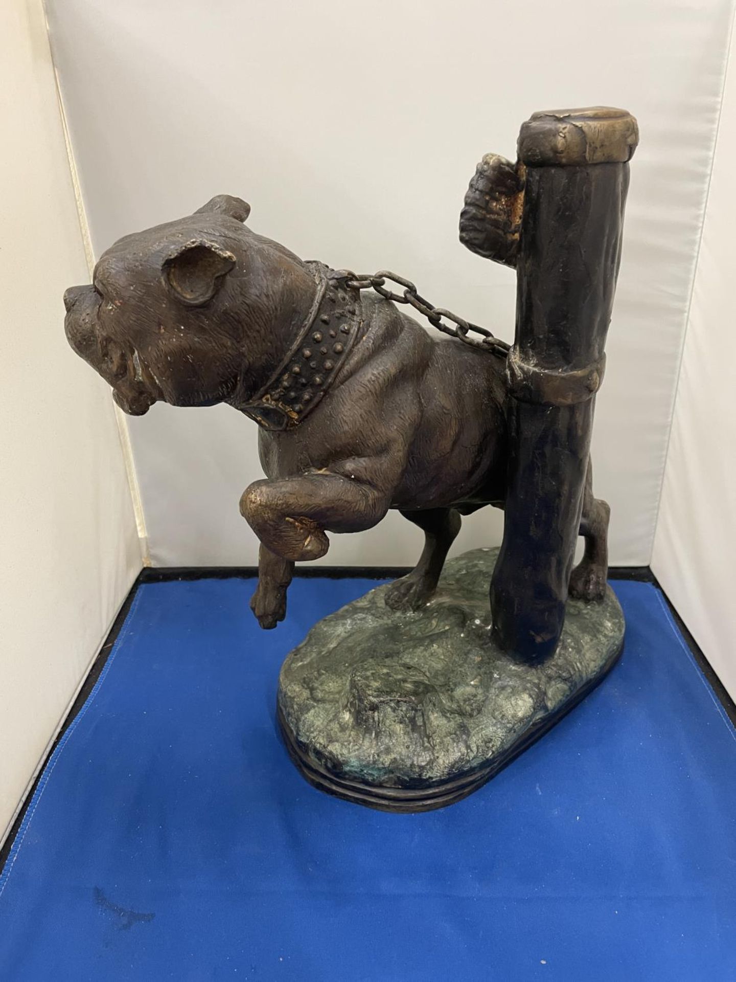 A LARGE BRONZE FIGURE OF A CHAINED UP DOG HEIGHT APPROXIMATELY 33CM - Image 6 of 10