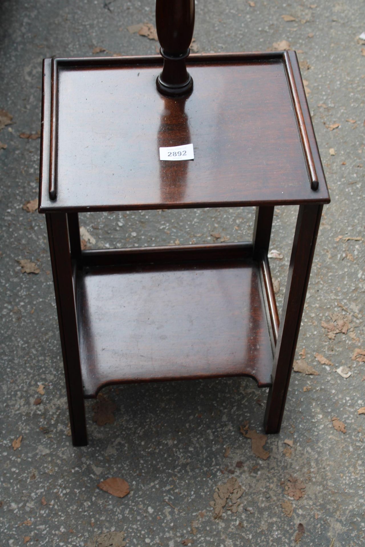 AN EARLY 20TH CENTURY MAHOGANY TWO TIER STANDARD LAMP TABLE WITH TURNED COLUMN - Bild 2 aus 2
