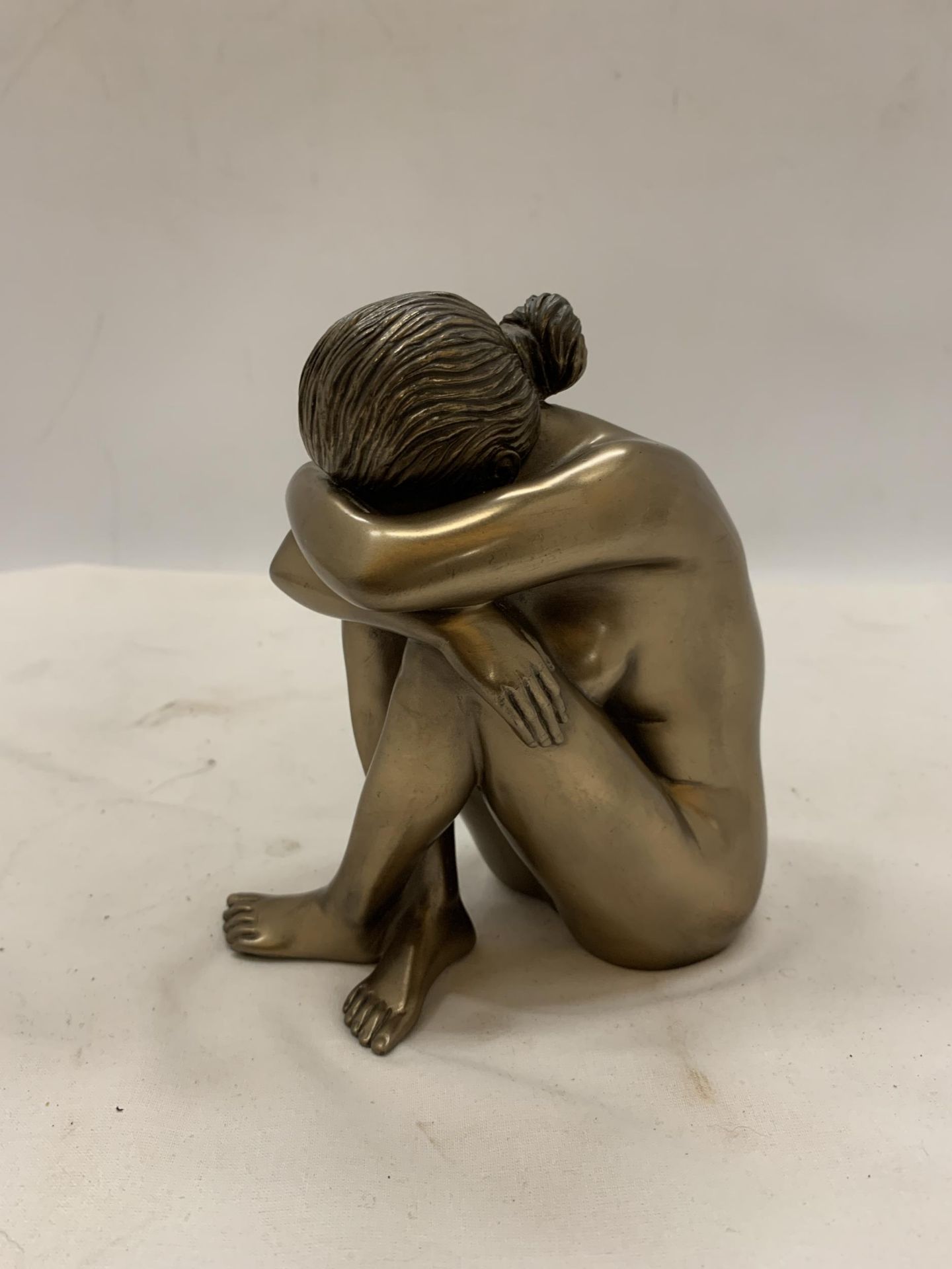 A BRONZE COLOURED ART DECO NUDE ORNAMENT - APPROXIMATELY 16CM HIGH - Image 3 of 6
