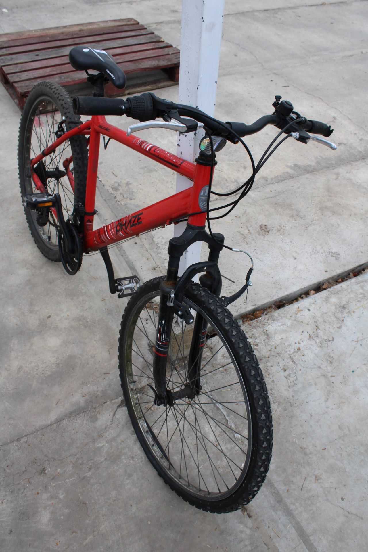 AN APPOLLO PHAZE BIKE WITH FRONT SUSPENSION AND 18 SPEED SHIMANO GEAR SYSTEM - Image 3 of 3