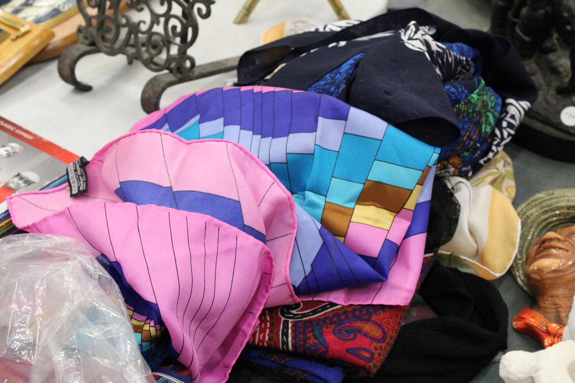 A QUANTITY OF SCARVES TO INCLUDE A DIAMANTE SCARF PIN - Image 3 of 4