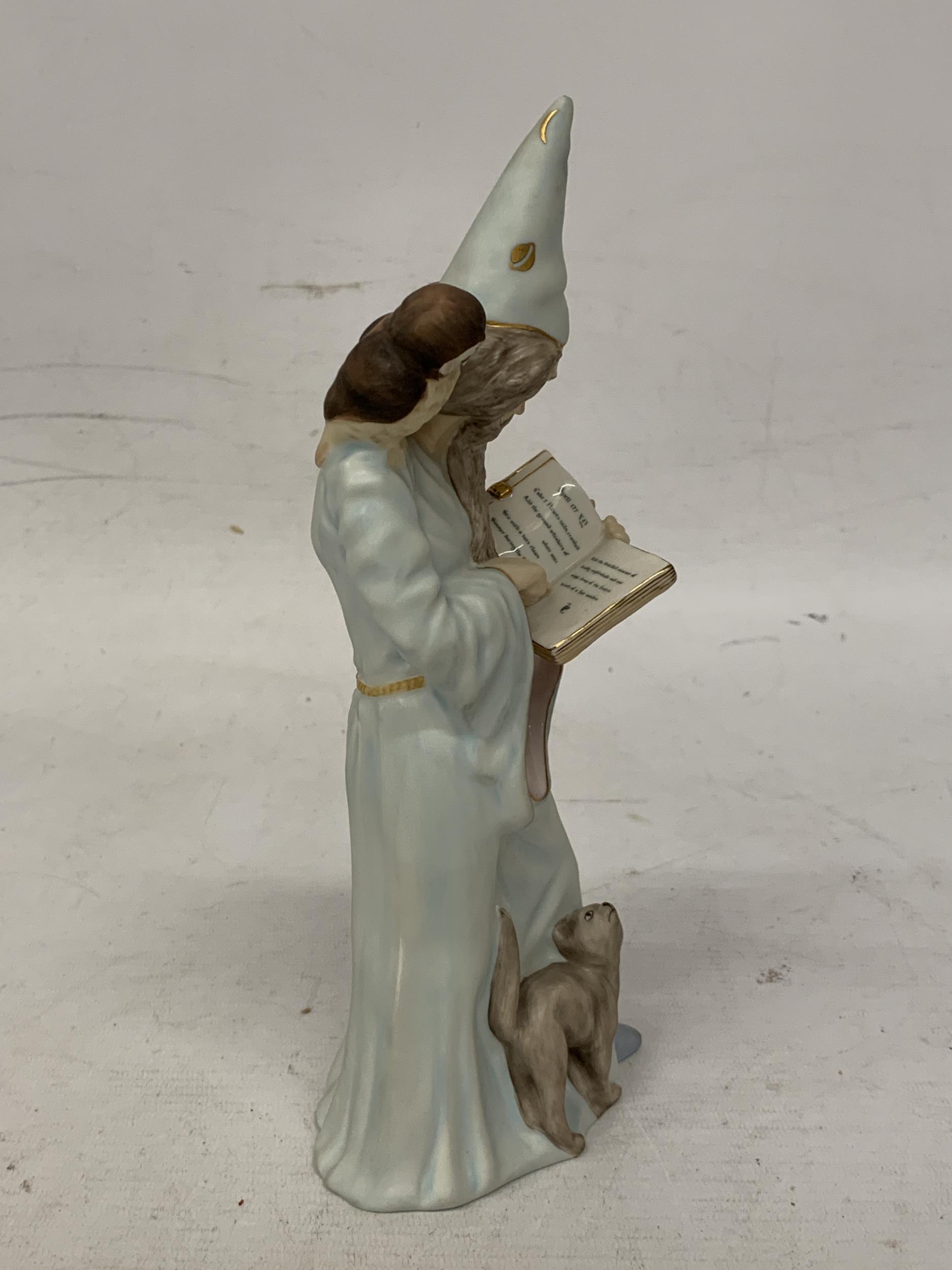 A ROYAL DOULTON FIGURE "THE WIZARD" HN 4069 LIMITED EDITION SIGNED IN GOLD - Image 2 of 5