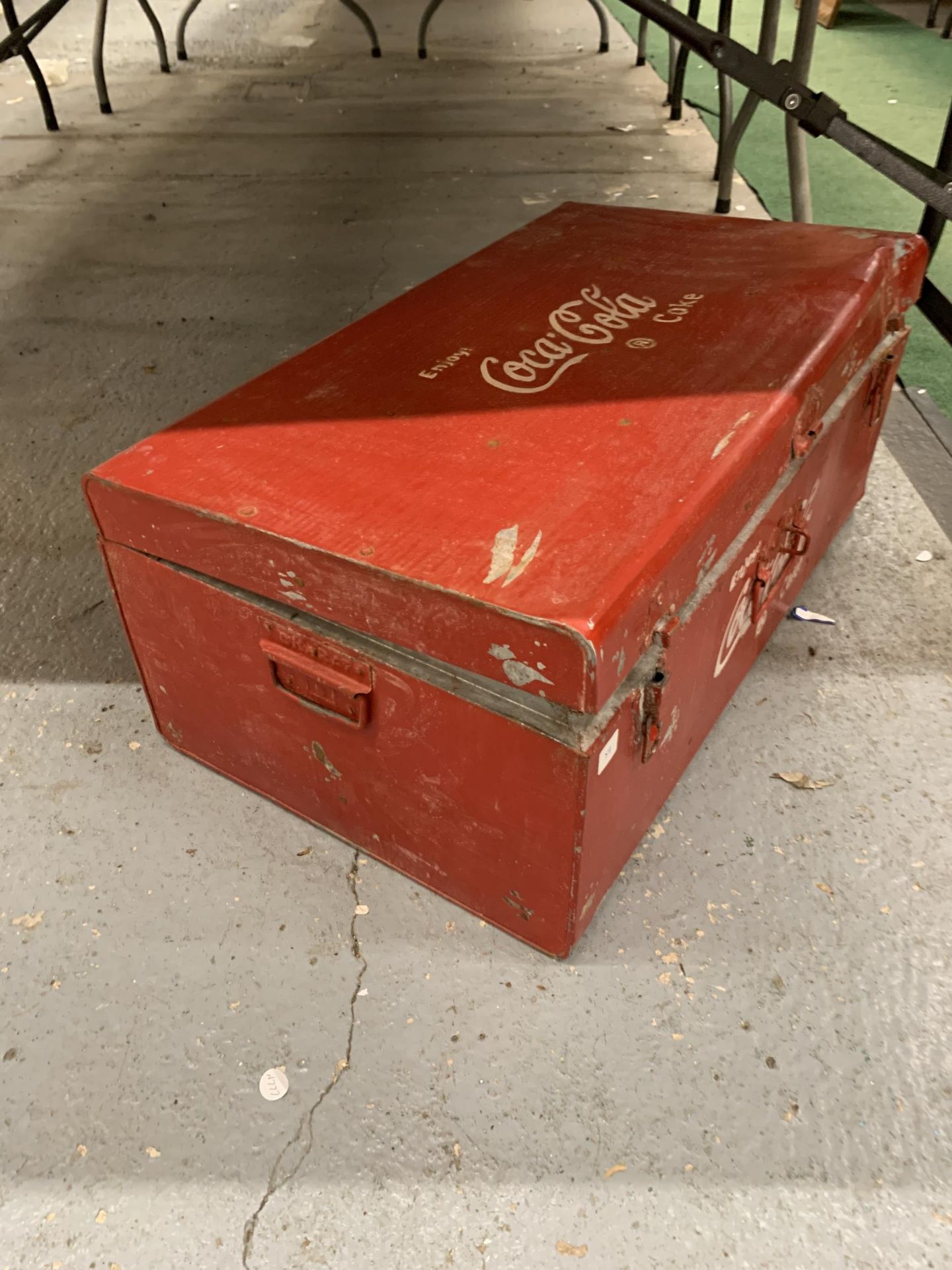 A LARGE RED COCA-COLA COOL BOX - Image 3 of 3