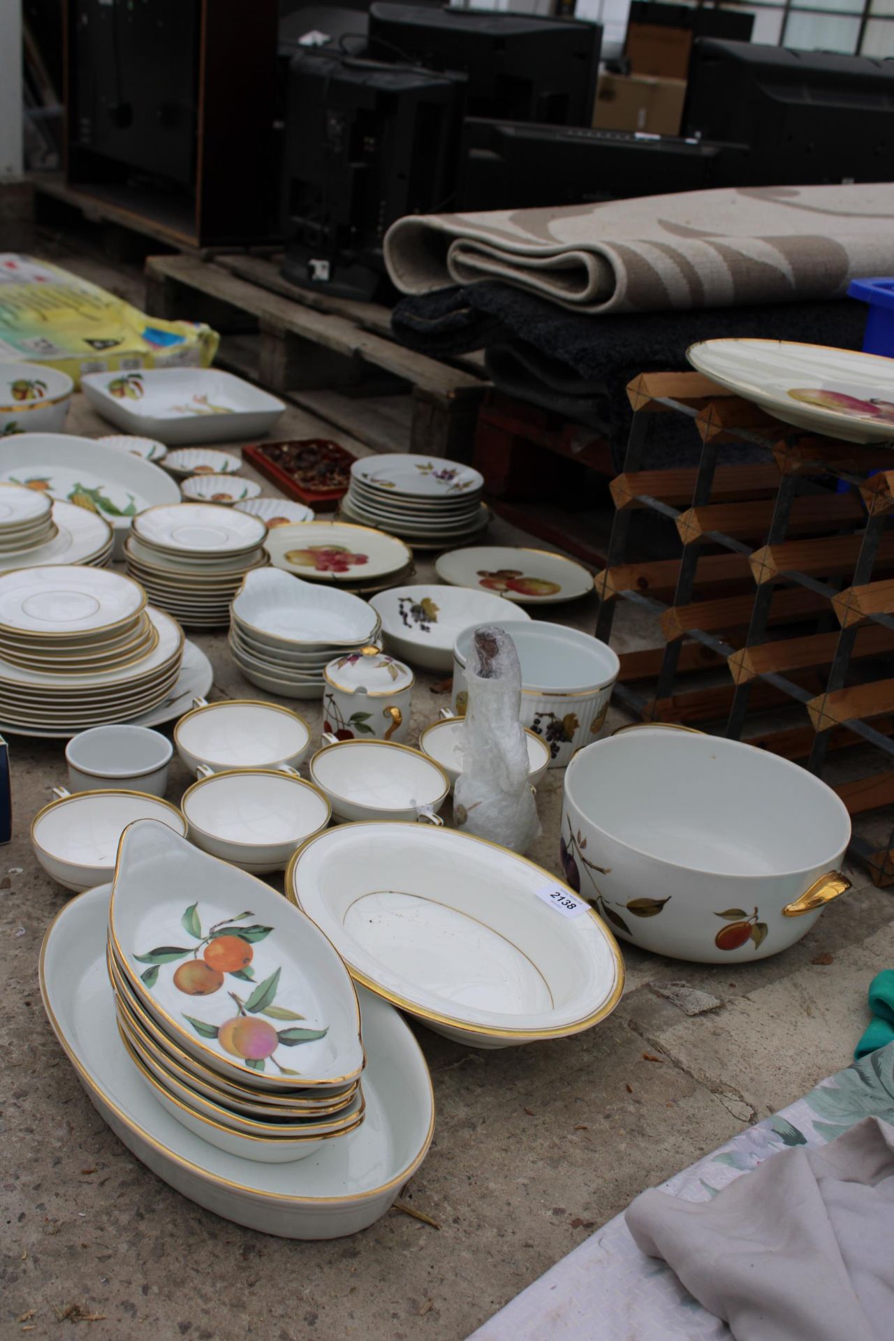 A LARGE QUANTITY OF ROYAL WORCESTER CERAMICS TO INCLUDE EVESHAM WARE ETC - Image 2 of 3