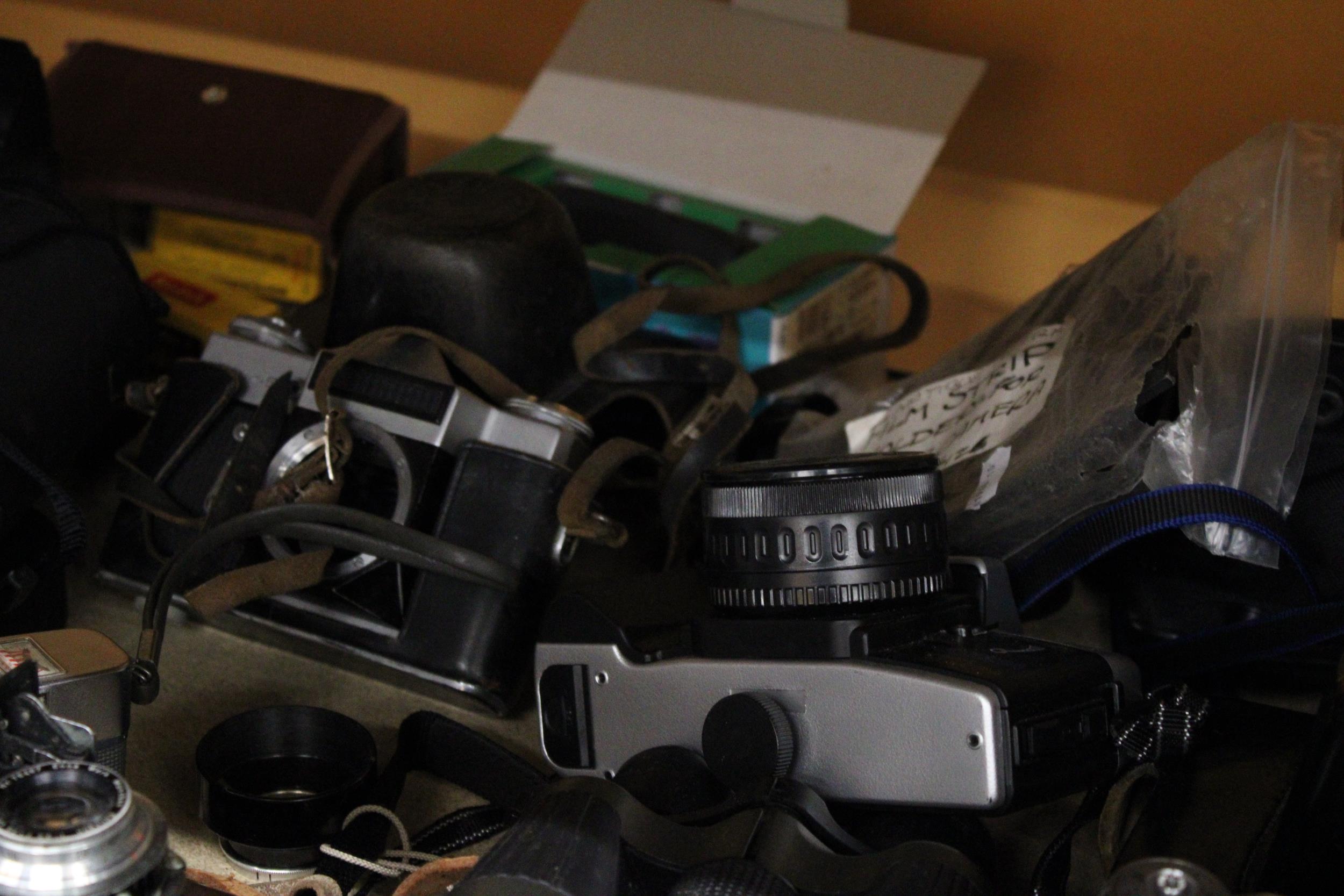 A LARGE QUANTITY OF CAMERAS AND ACCESSORIES TO INCLUDE YASHICA, MINOLTA, ZENIT-B ETC PLUS A - Image 6 of 7