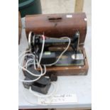 A VINTAGE ELECTRIC SINGER SEWING MACHINE WITH CARRY CASE