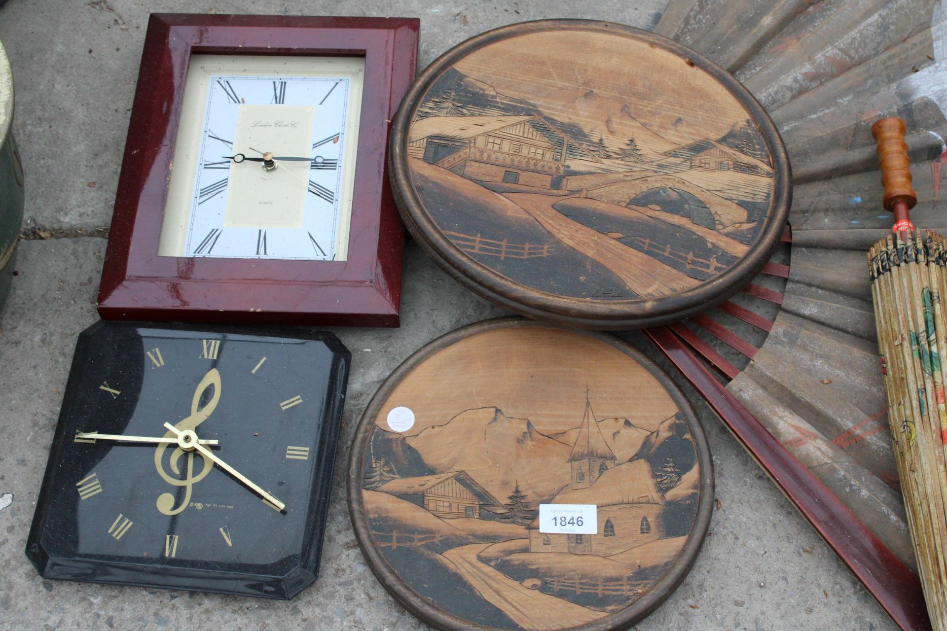 AN ASSORTMENT OF VINTAGE ITEMS TO INCLUDE A FAN, A PARASOL AND CLOCKS ETC - Image 3 of 5