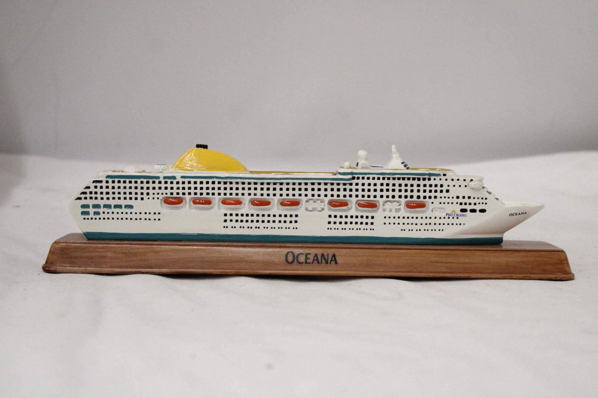 A HEAVY, SOLID, OCEAN LINER ON WOODEN STAND, 'OCEANA', LENGTH 27CM, HEIGHT 6CM - Image 4 of 6