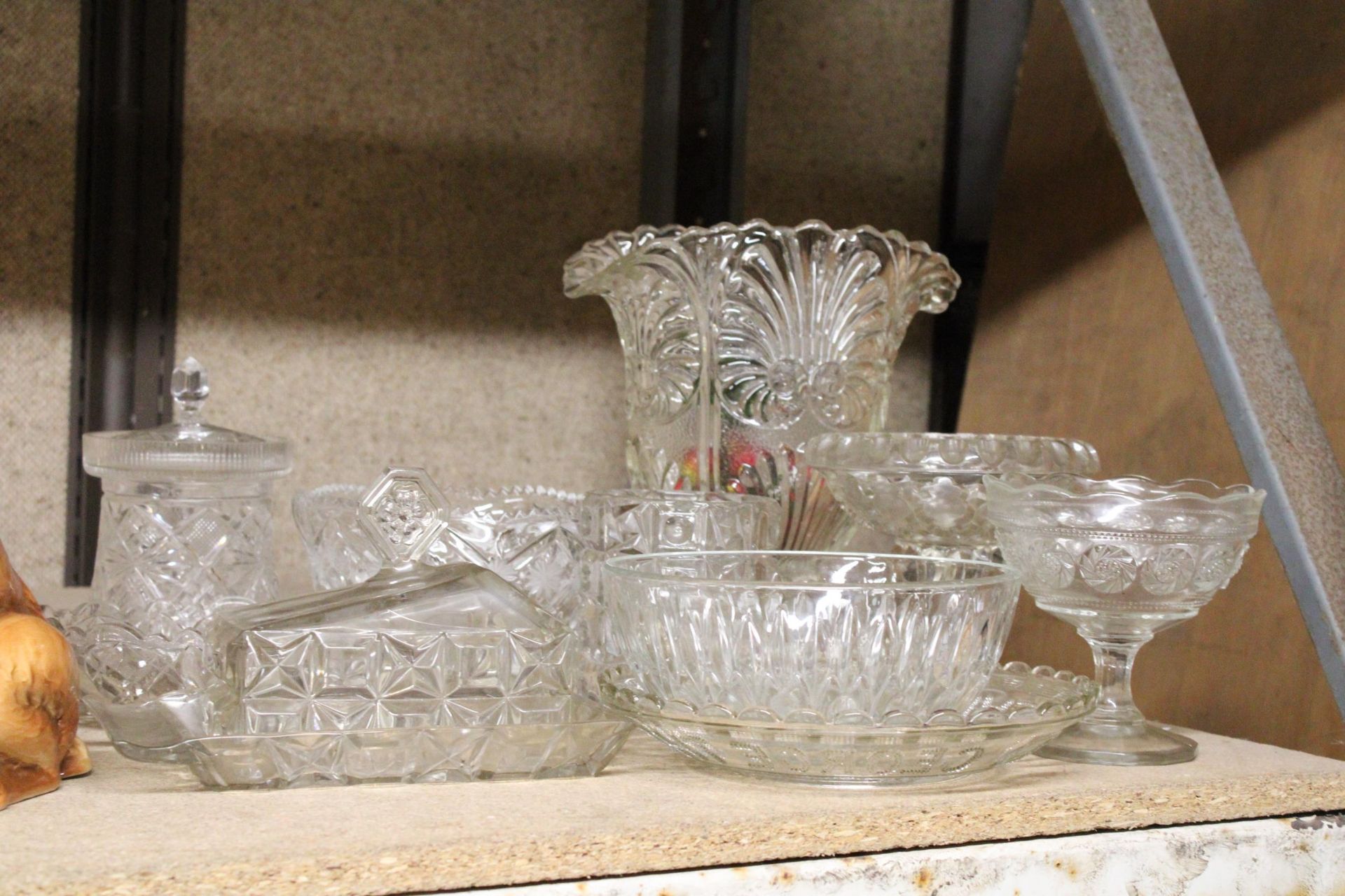 A QUANTITY OF GLASSWARE TO INCLUDE A LARGE VASE, BOWLS, FOOTED BOWLS, A CHEESE DISH, ETC