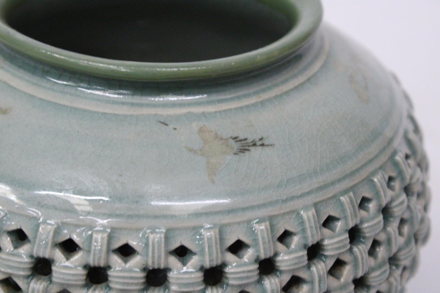 A MID 20TH CENTURY CHINESE KOREAN EXPORT RETICULATED POT / VASE, SIGNED, HEIGHT 15 CM - Image 4 of 6