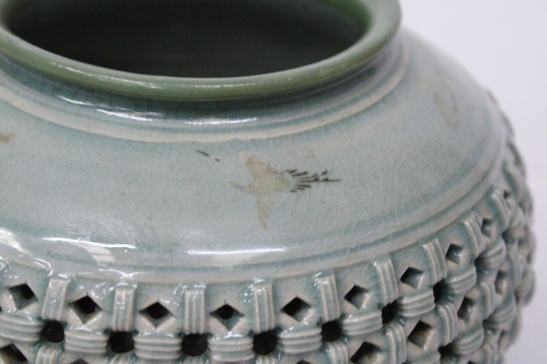 A MID 20TH CENTURY CHINESE KOREAN EXPORT RETICULATED POT / VASE, SIGNED, HEIGHT 15 CM - Image 4 of 6