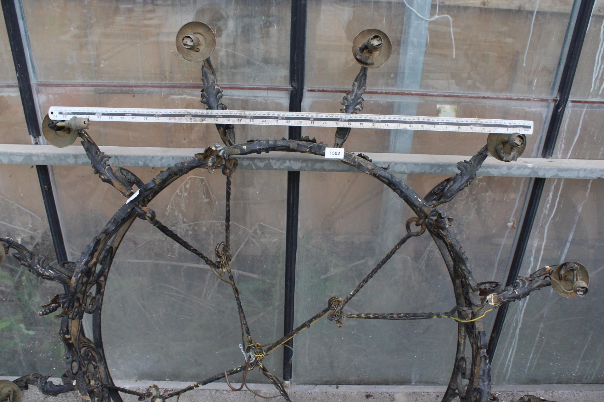 A LARGE HEAVY WROUGHT IRON 12 BRANCH CEILING LIGHT FITTING WITH HANGING BARS (D:146CM) - Image 3 of 4