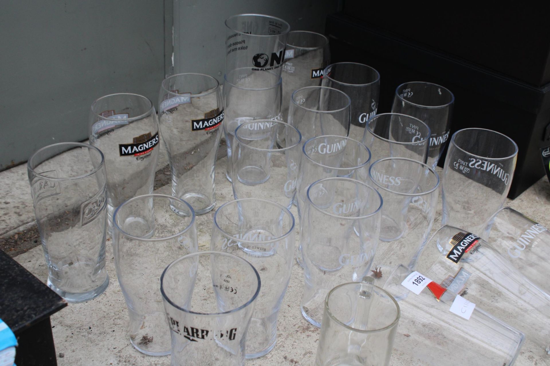 AN ASSORTMENT OF VARIOUS PUB GLASSES TO INCLUDE BRANDED PINT POTS - Image 3 of 3
