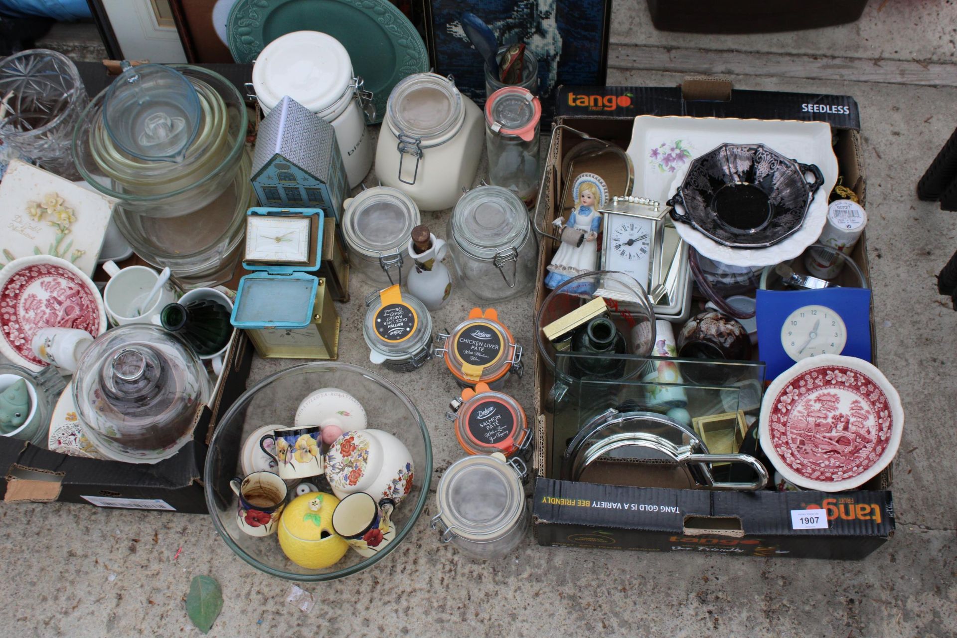 A LARGE ASSORTMENT OF HOUSEHOLD ITEMS TO INCLUDE KILNER JARS, CUPS AND SAUCERS AND CLOCKS ETC - Image 3 of 4
