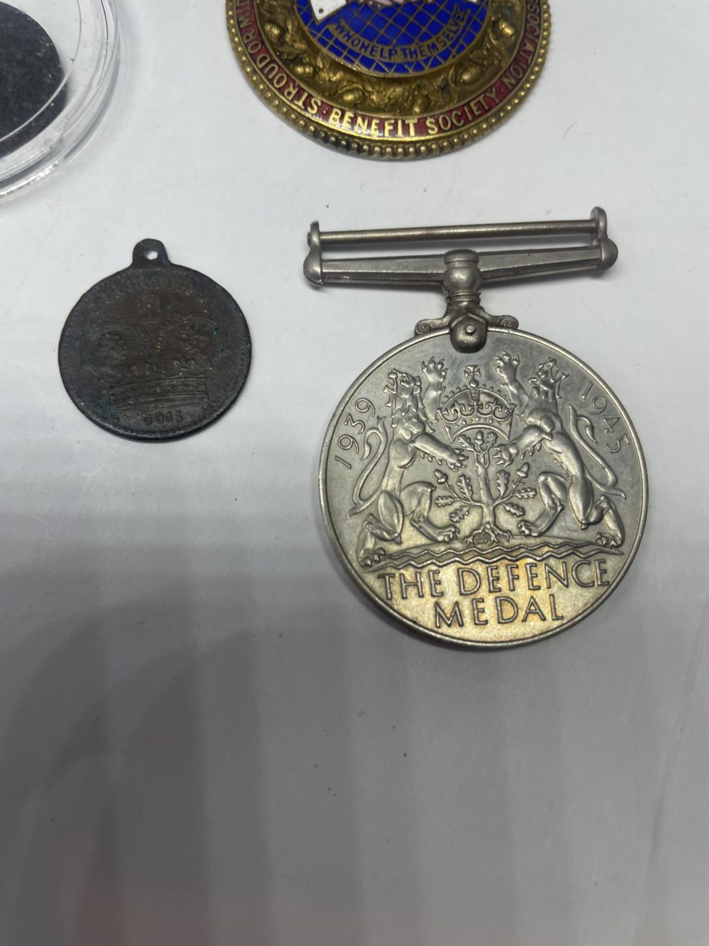 VARIOUS MEDALS AND TOKENS - Image 3 of 4