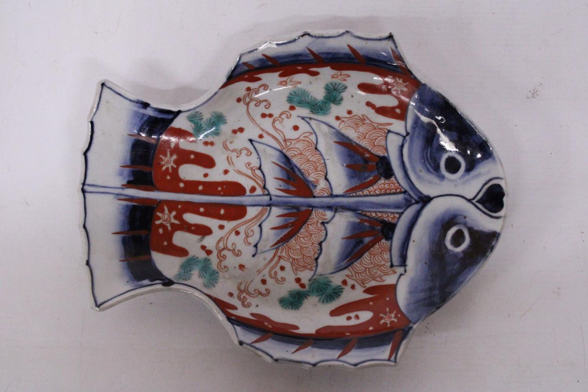 AN IMARI PORCELAIN FISH PLATE - Image 2 of 6
