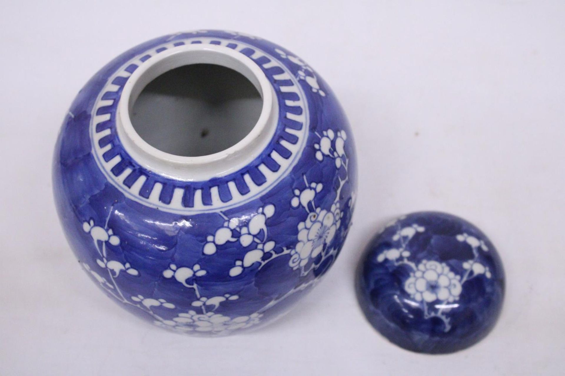 A 19TH CENTURY CHINESE PORCELAIN LIDDED PRUNUS PATTERN GINGER JAR - Image 6 of 7