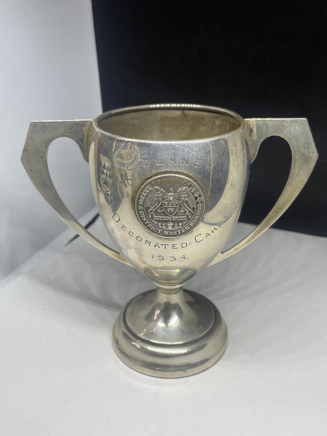 A HALLMARKED BIRMINGHAM SILVER TWIN HANDLED CUP GROSS WEIGHT 140.5 GRAMS