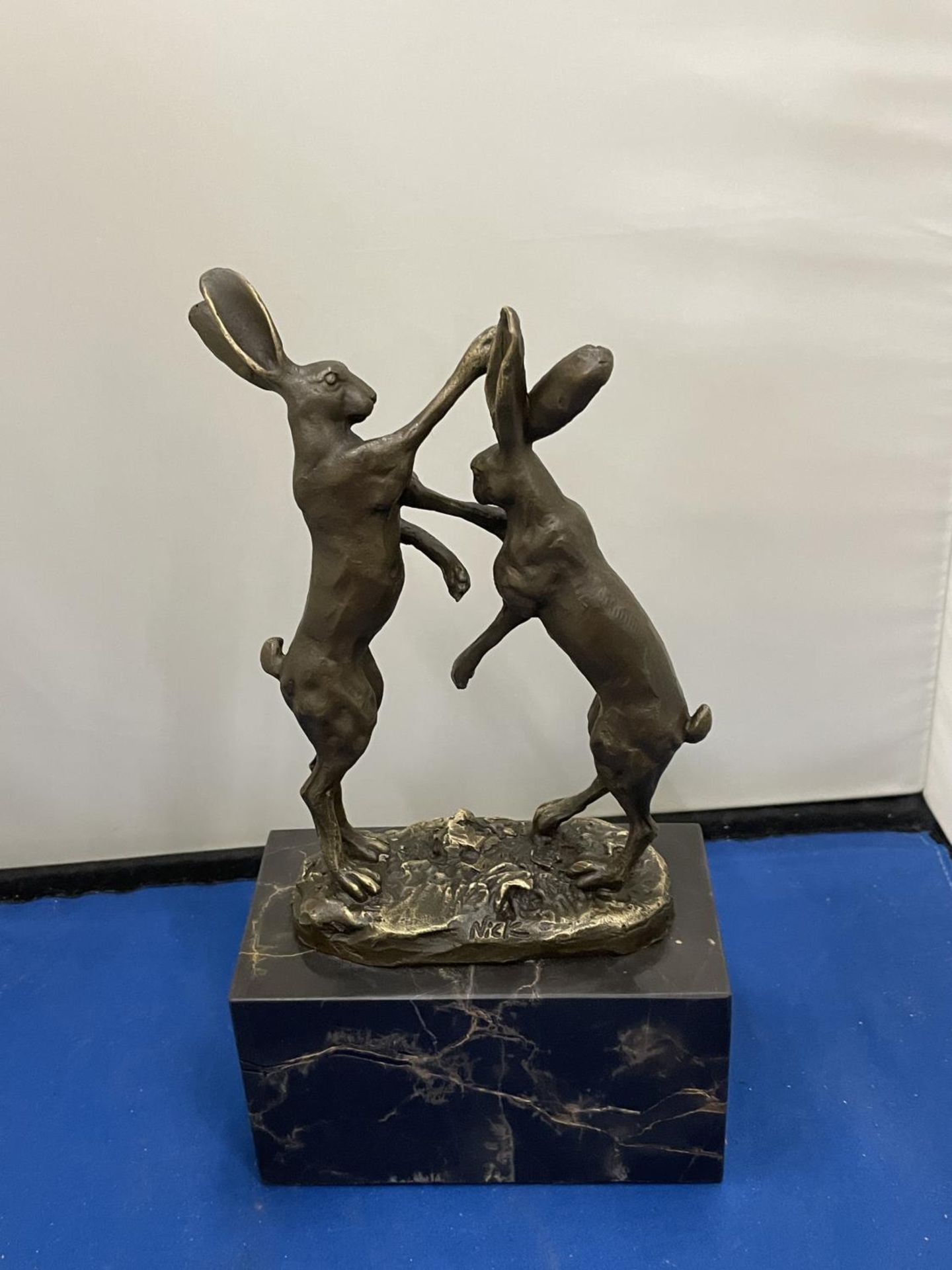 A PAIR OF BRONZE BOXING HARES ON A MARBLE BASE - Image 6 of 6