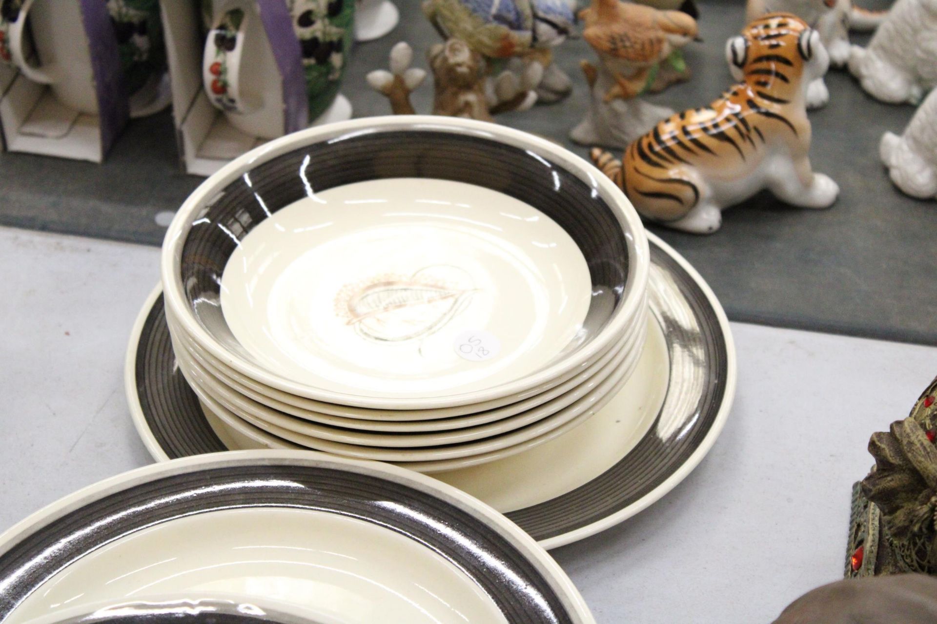 A COLLECTION OF SUSIE COOPER PLATES AND BOWLS TO INCLUDE ( GREEN FEATHER ) AND ( CHARCOAL SKELETON - Image 4 of 5