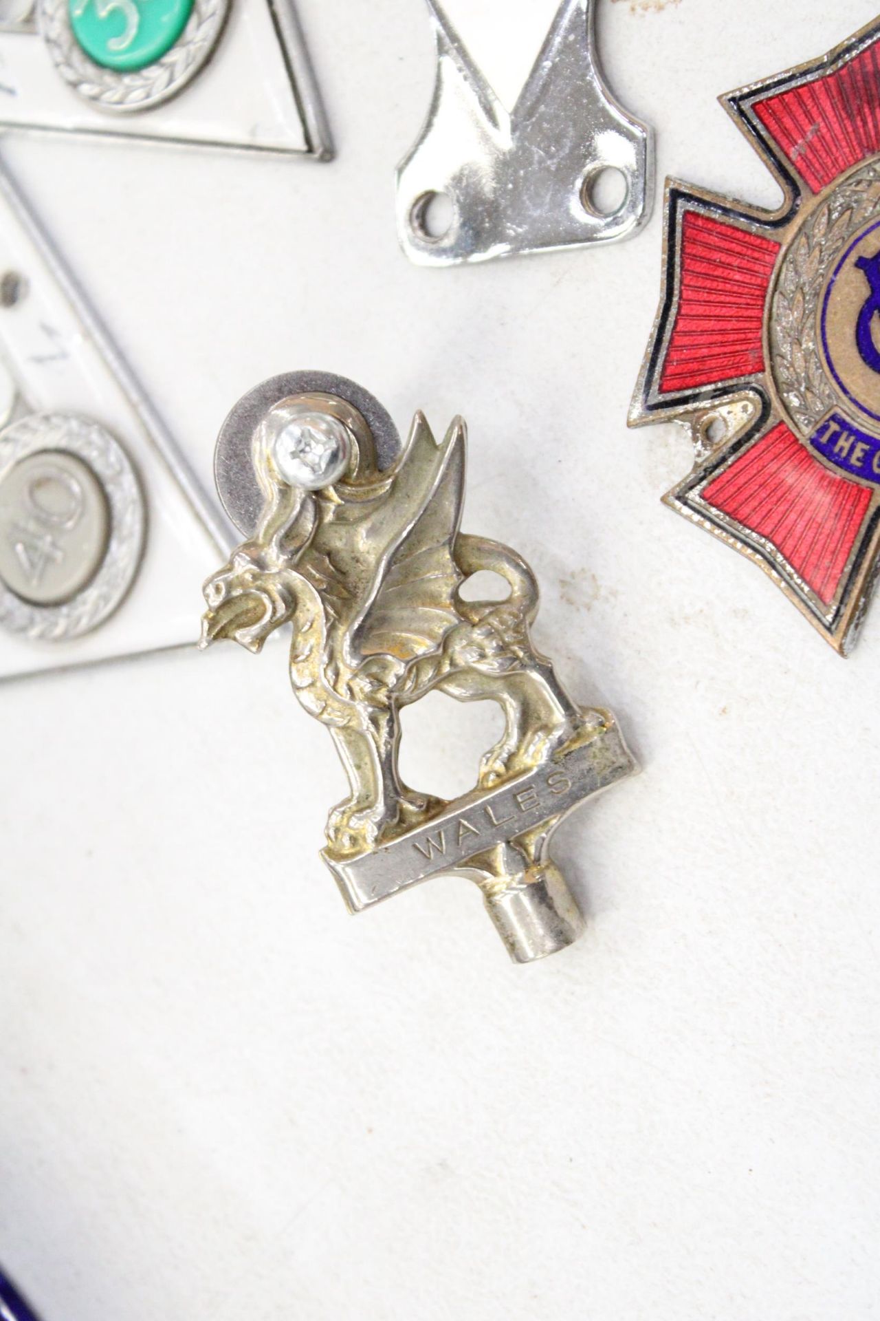 A QUANTITY OF VINTAGE CAR BADGES TO INCLUDE THE AA, VETERAN MOTORISTS ASSOCIATION CAR CLUB BADGES - Image 5 of 5