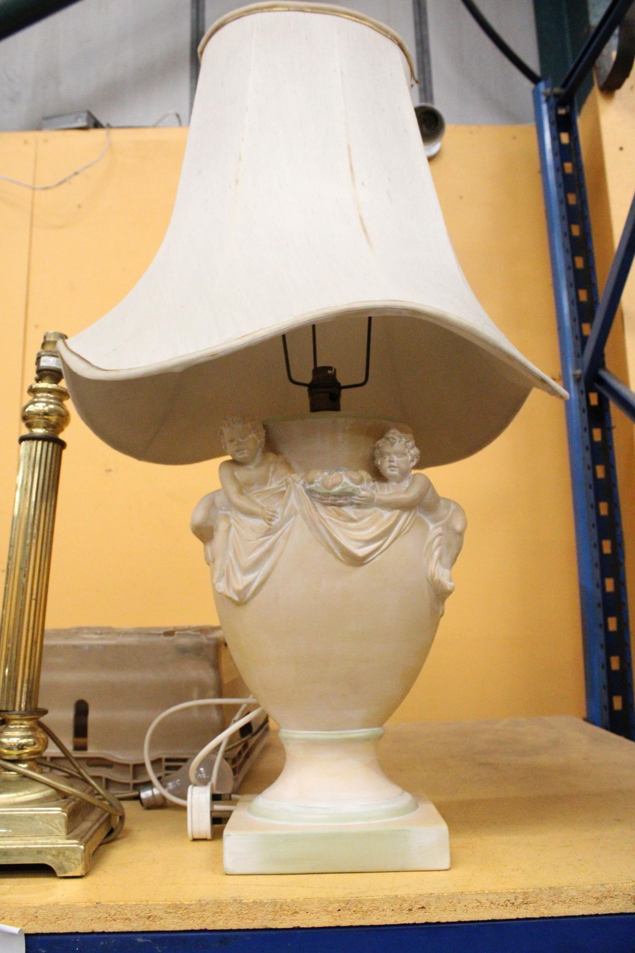 A VINTAGE LAMP FEATURING TWO CHERUBS HOLDING FRUIT - APPROXMATELY 78CM INCLUDING SHADE