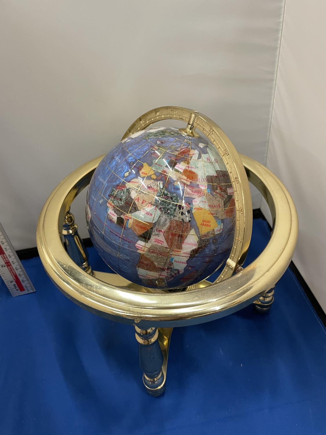 A GLOBE MADE UP OF SEMI PRECIOUS STONES ON A BRASS COLOURED BASE - Image 6 of 8