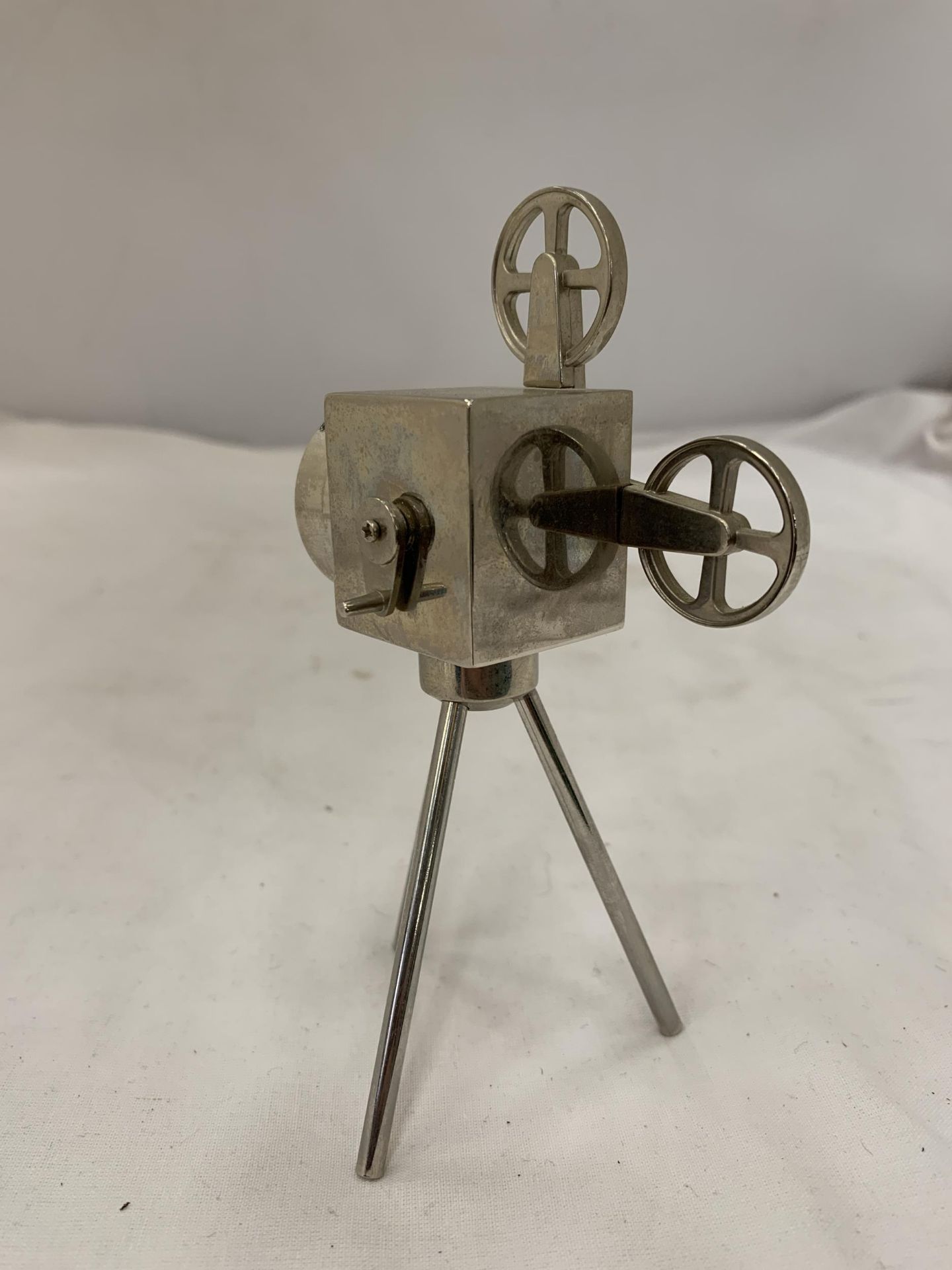 A WHITE METAL MODEL OF A PROJECTOR, HEIGHT 13CM - Image 4 of 5