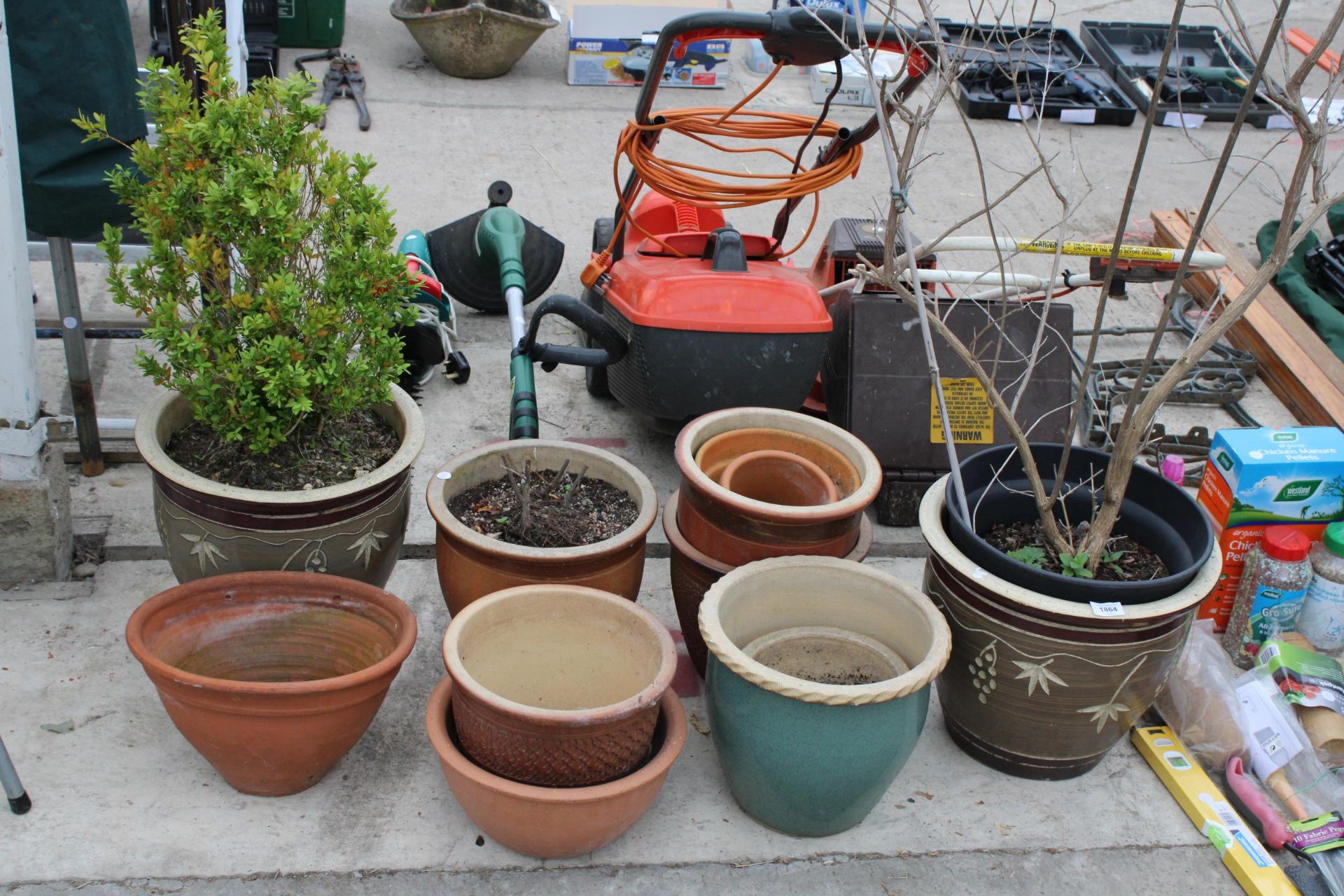 AN ASSORTMENT OF GLAZED AND TERRACOTTA PLANT POTS - Image 2 of 2