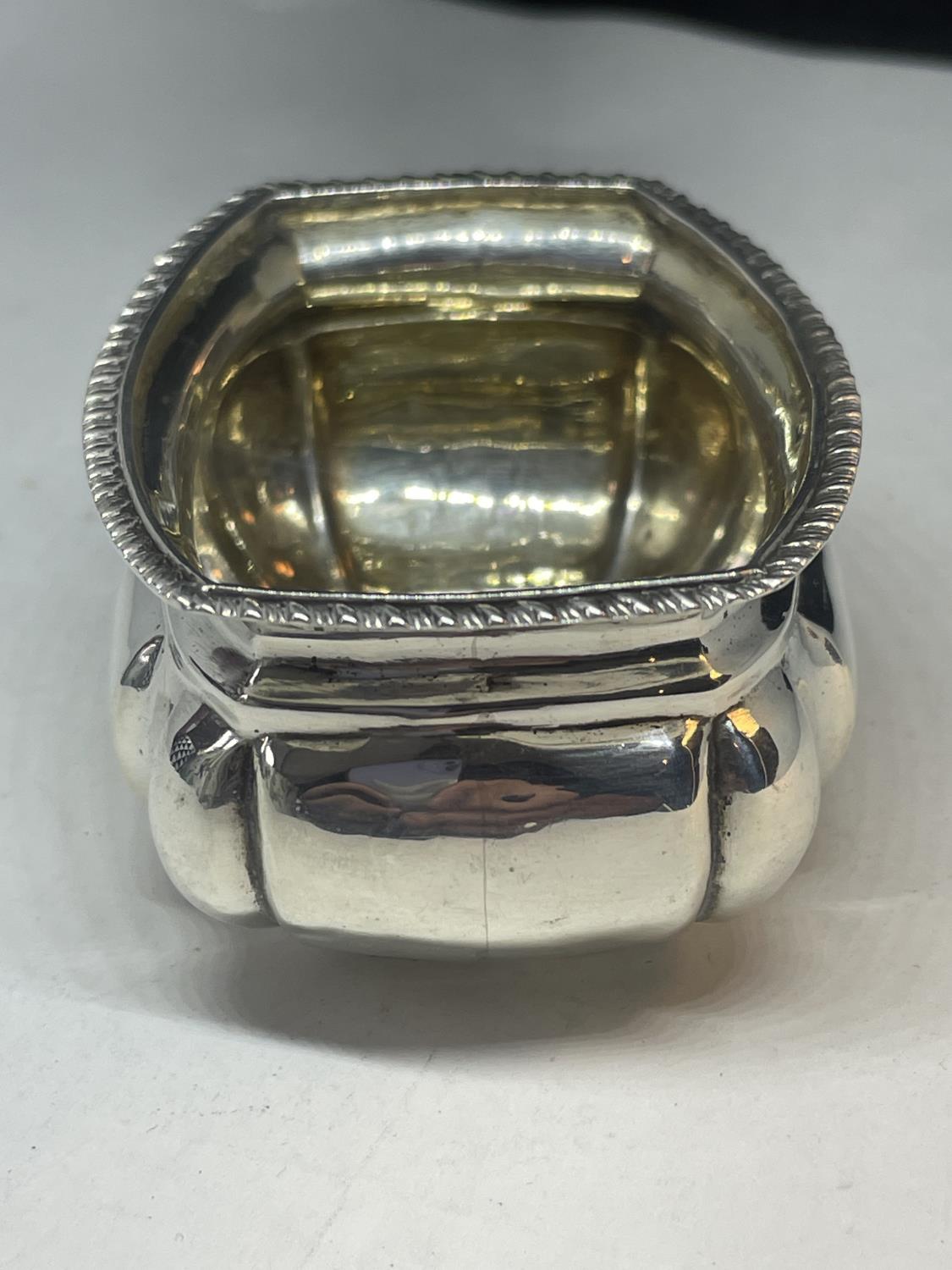 A HALLMARKED CHESTER SILVER SALT GROSS WEIGHT 35.8 GRAMS - Image 2 of 3