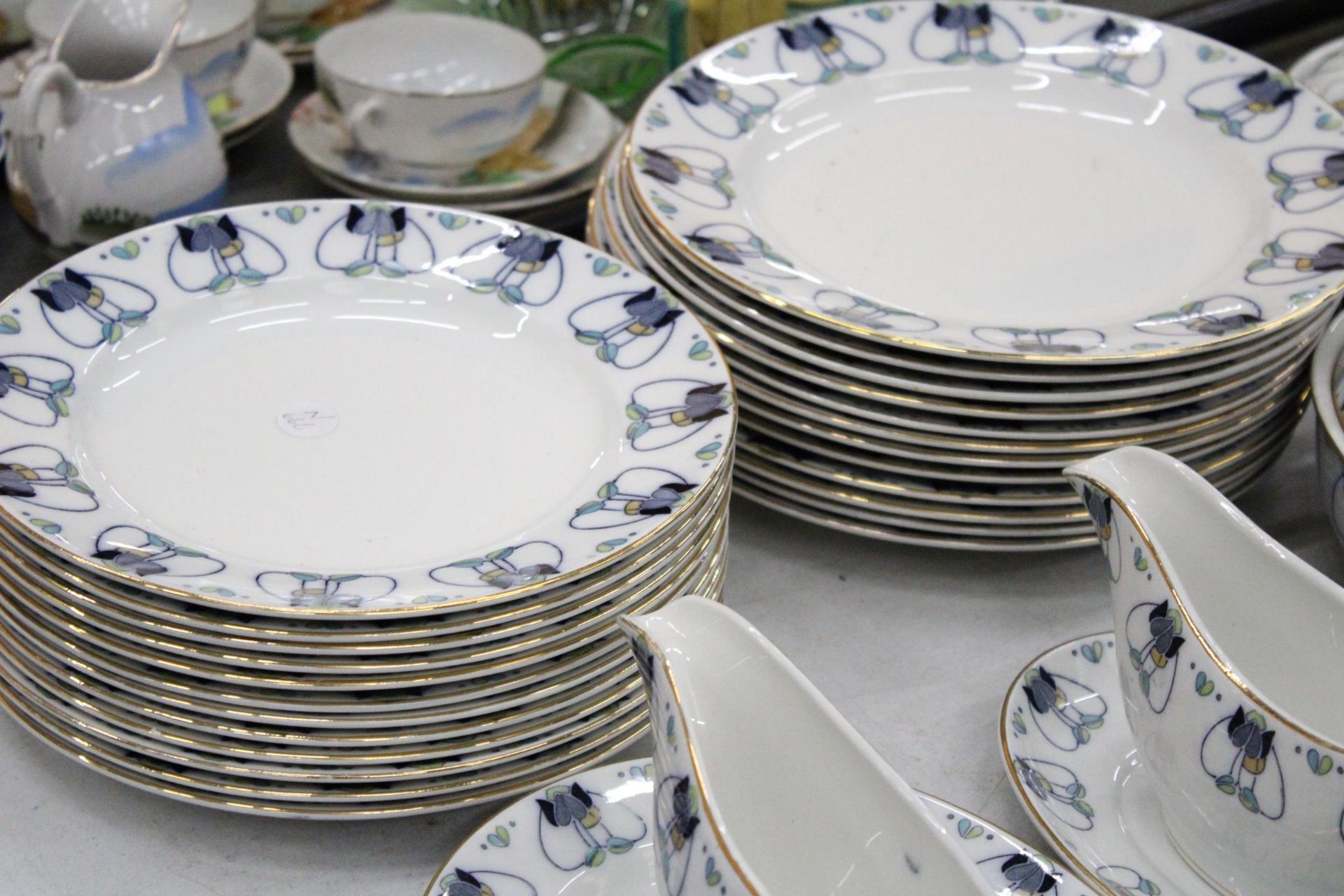 A LOSOL WARE 'TULIP' PART DINNER SERVICE TO INCLUDE, VARIOUS SIZES OF PLATES, LIDDED SERVING - Image 2 of 6