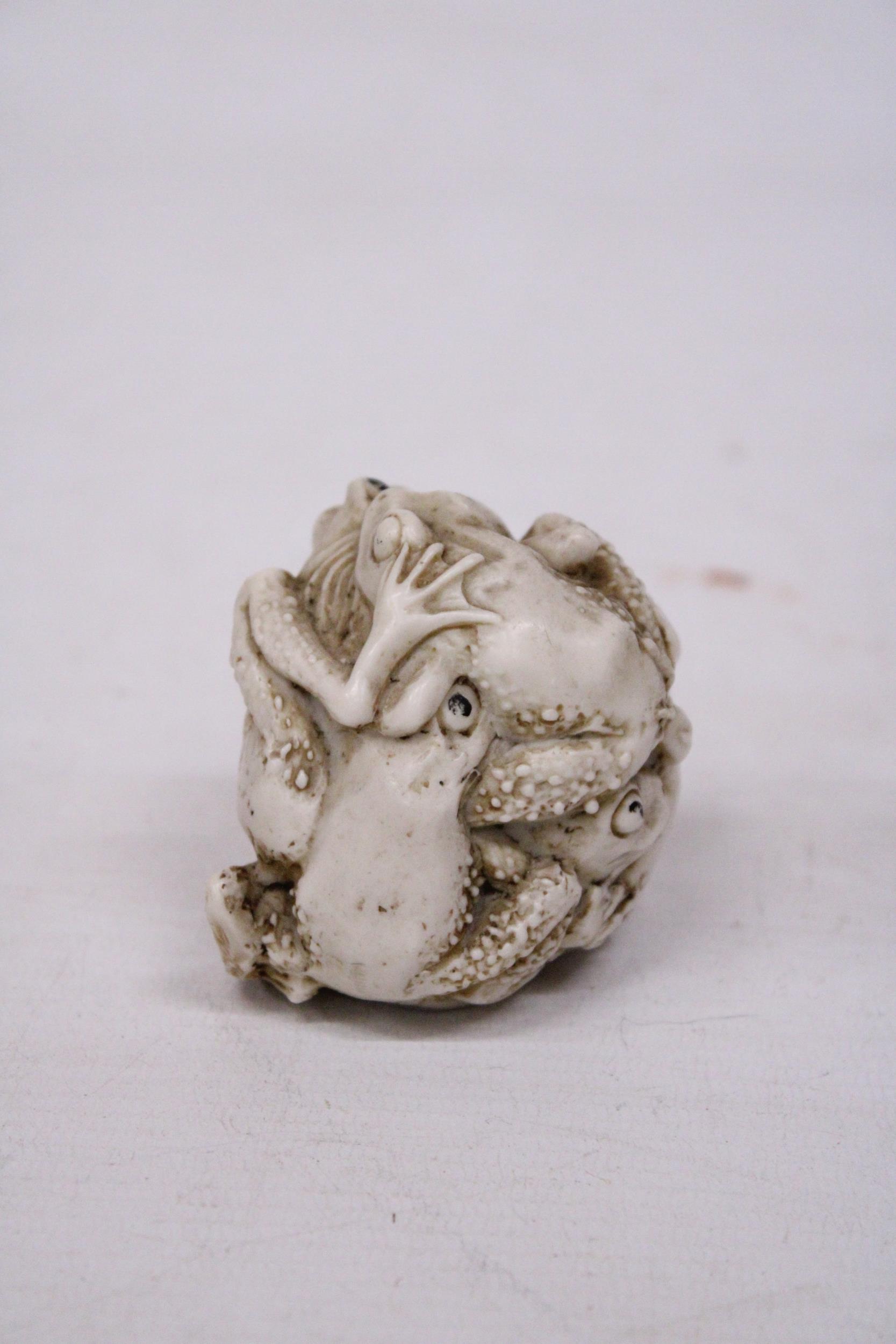 A HAND CARVED ORIENTAL FROG ORNAMENT - Image 3 of 6