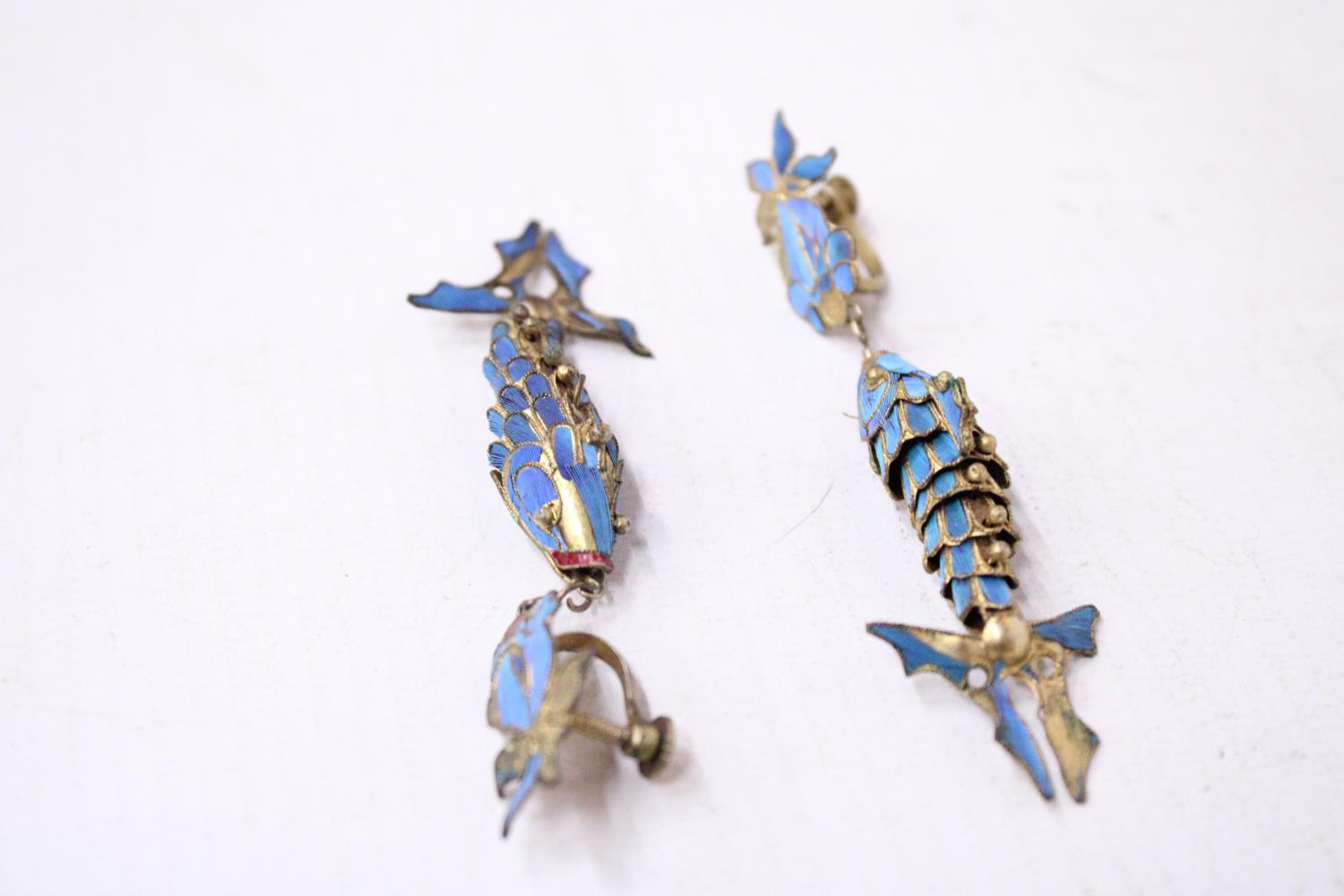 A QING DYNASTY KINGFISHER FEATHER ANTIQUE EDWARDIAN CIRCA EARLY 19TH CENTURY TIAN-TSUI SCREW BACK - Image 2 of 5