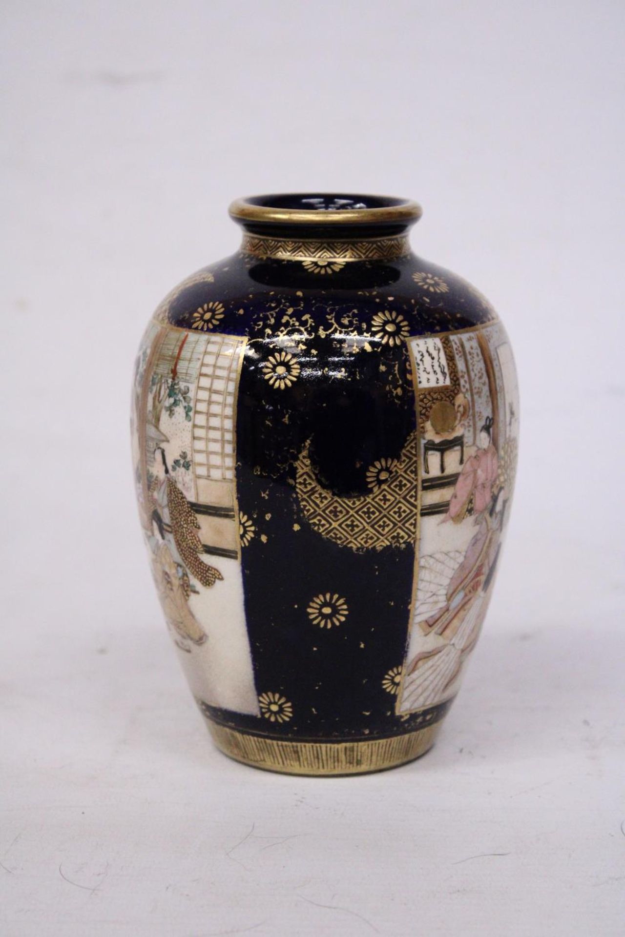 A VINTAGE SATSUMA MEIJI COBALT AND GOLD POTTERY VASE - APPTOX 16 CM - Image 3 of 6