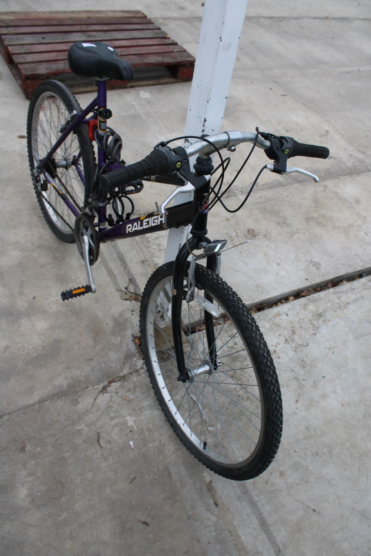 A LADIES RALEIGH BIKE WITH 18 SPEED GEAR SYSTEM - Image 3 of 3
